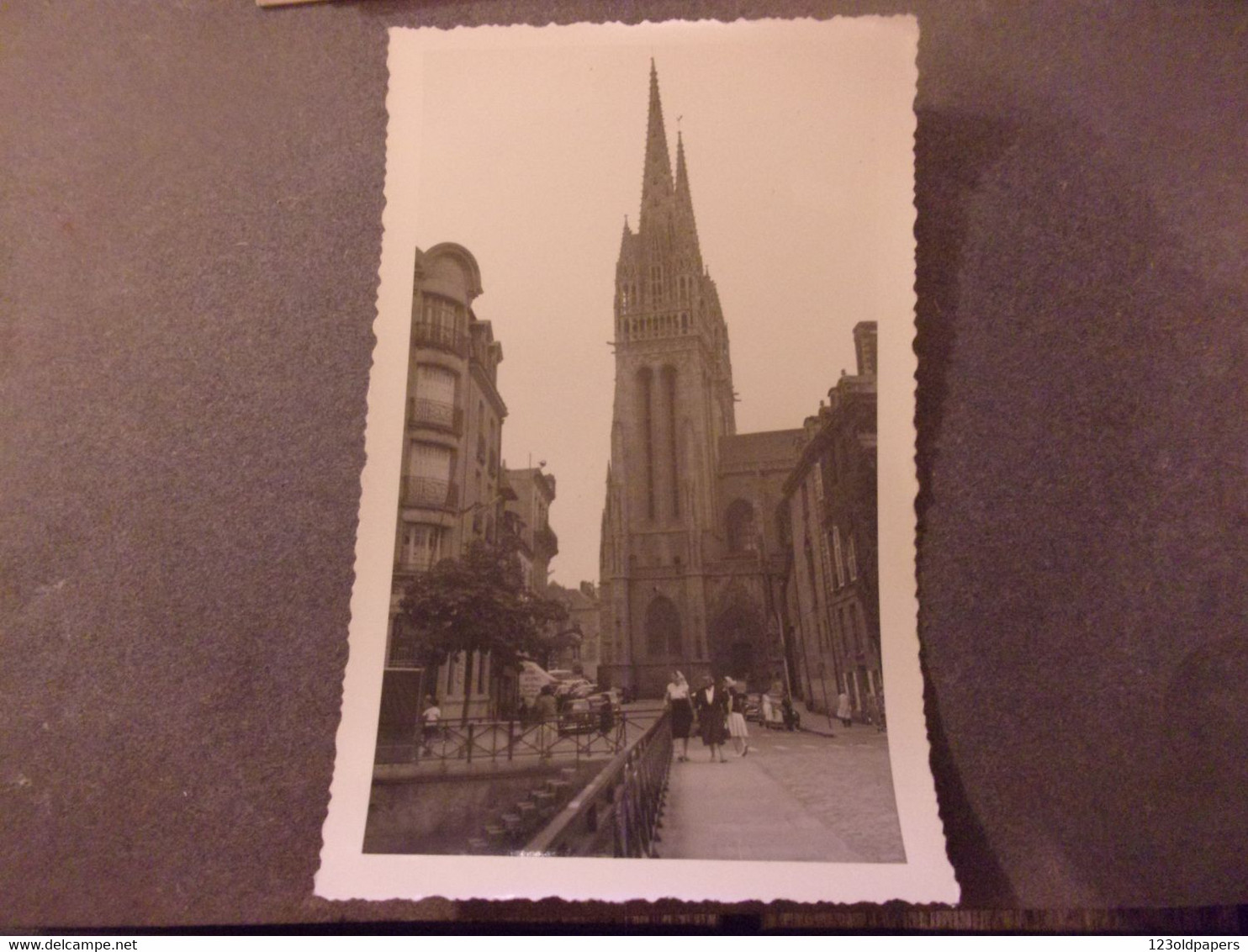 ♥️   PHOTO AMATEUR 1959 QUIMPER CATHEDRALE  RUE COMMERCES - Autres & Non Classés