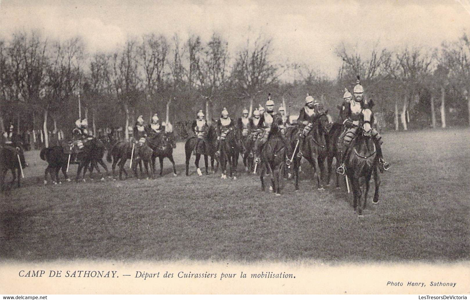 CPA Militaria - Régiments - Camp De Sathonay - Départ Des Cuirassiers Pour La Mobilisation - Photo. Henry - Chevaux - Regimientos