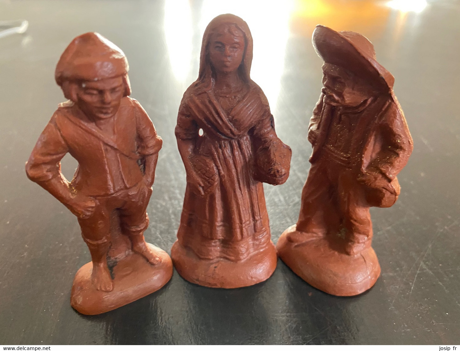 3 SANTONS COUSSINEIGE (RÉSINE À COLORER) CHASSEUR- HOMME ET FEMME AU PANIER (8CM) - Santons