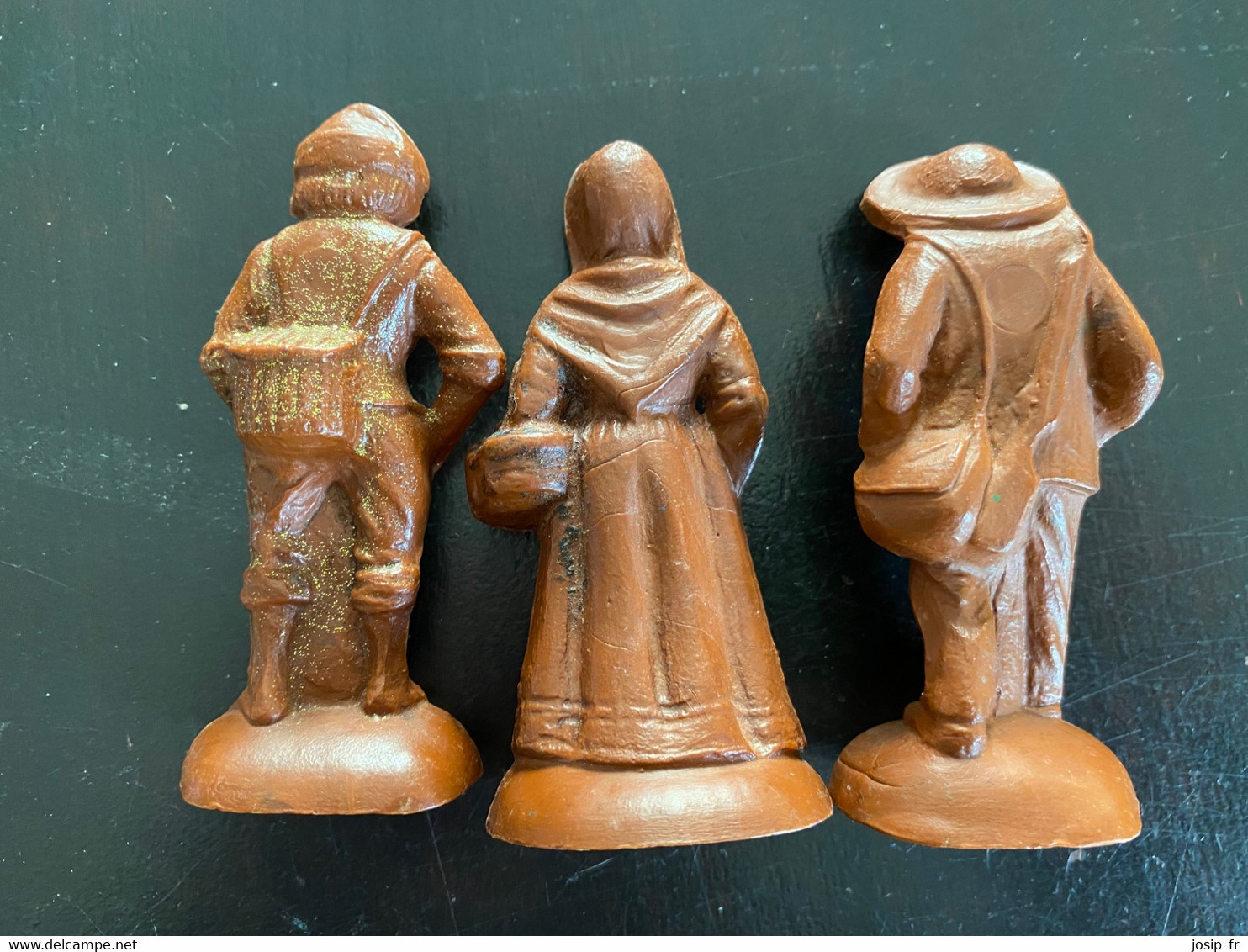 3 SANTONS COUSSINEIGE (RÉSINE À COLORER) CHASSEUR- HOMME ET FEMME AU PANIER (8CM) - Santons