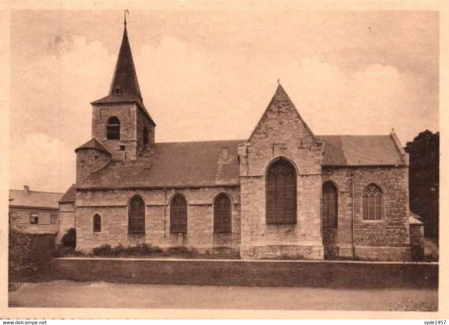 Montigny-le-Tilleul  8 cartes de l'Eglise Saint-Martin, éditée dans les années 1930.....