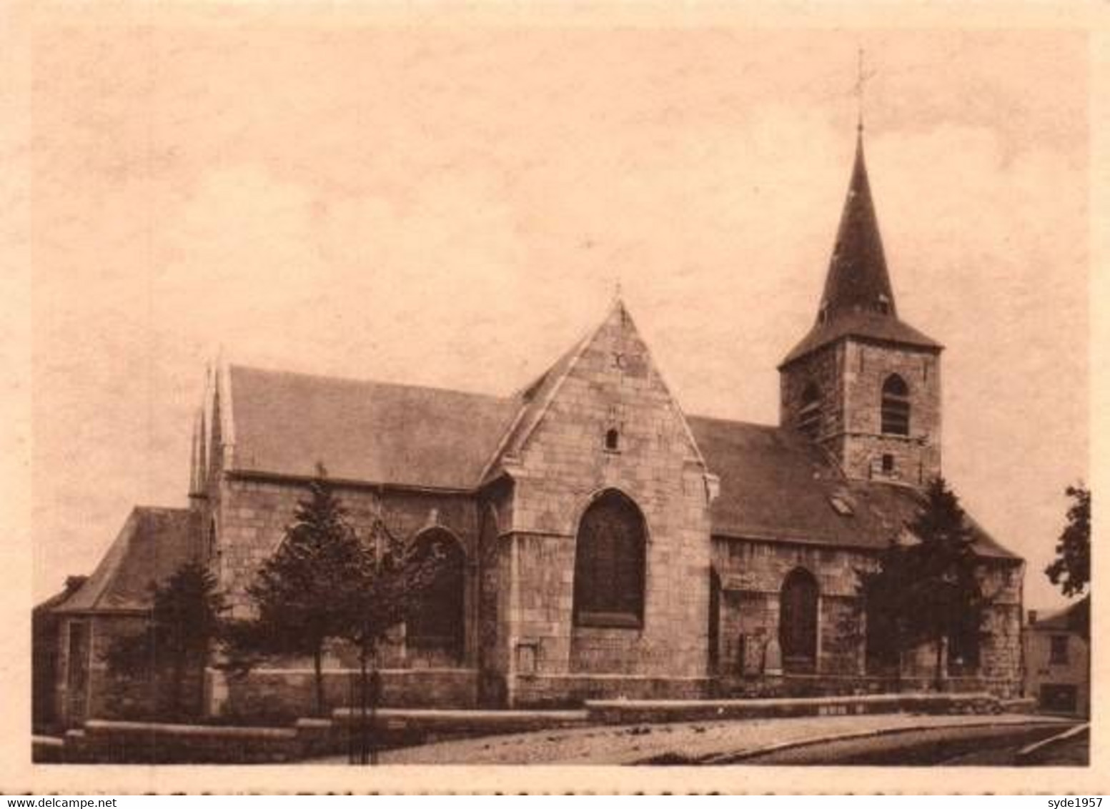 Montigny-le-Tilleul  8 cartes de l'Eglise Saint-Martin, éditée dans les années 1930.....