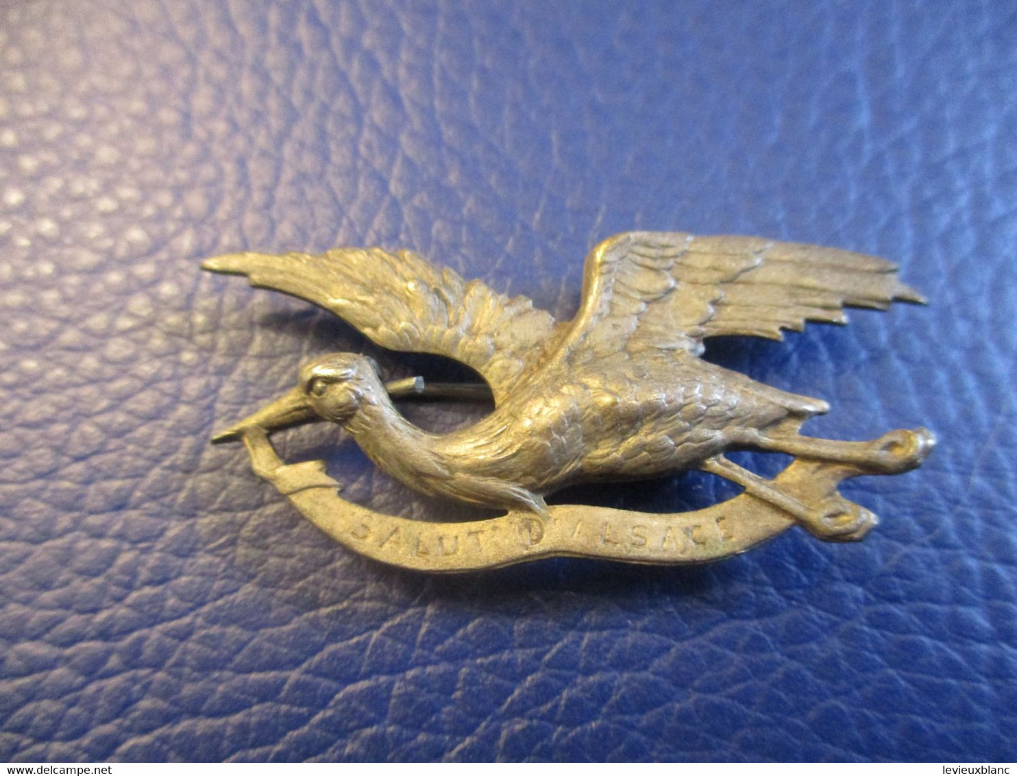 Broche  Ancienne  /Cigogne Volant Tenant En Son Bec Un Phylactére : "Salut D'Alsace"/vers 1920-1950   INS38bis - Other & Unclassified