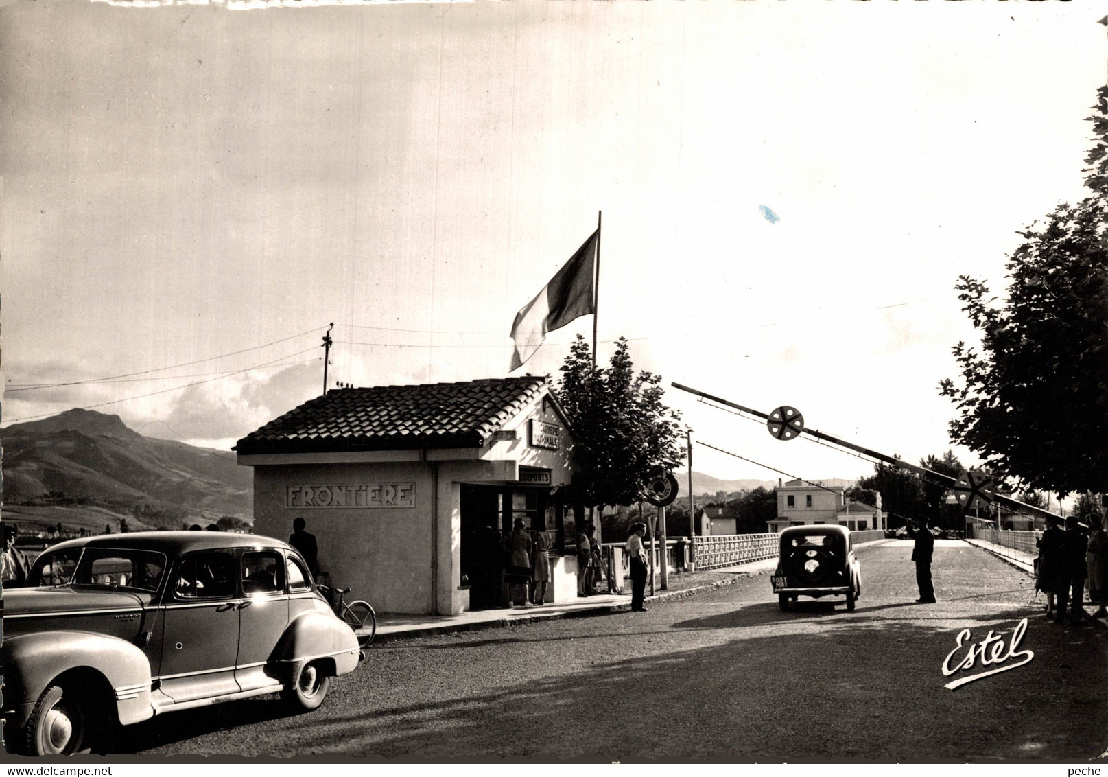 N°100382 -cpsm Hendaye -frontière Franco Espagnole- - Douane