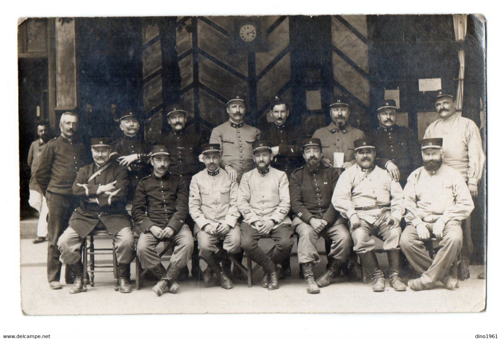 CPA 3307 - MILITARIA - Carte Photo Militaire - Un Groupe De Soldats N° 12 Sur Les Képis & Cols - Personen