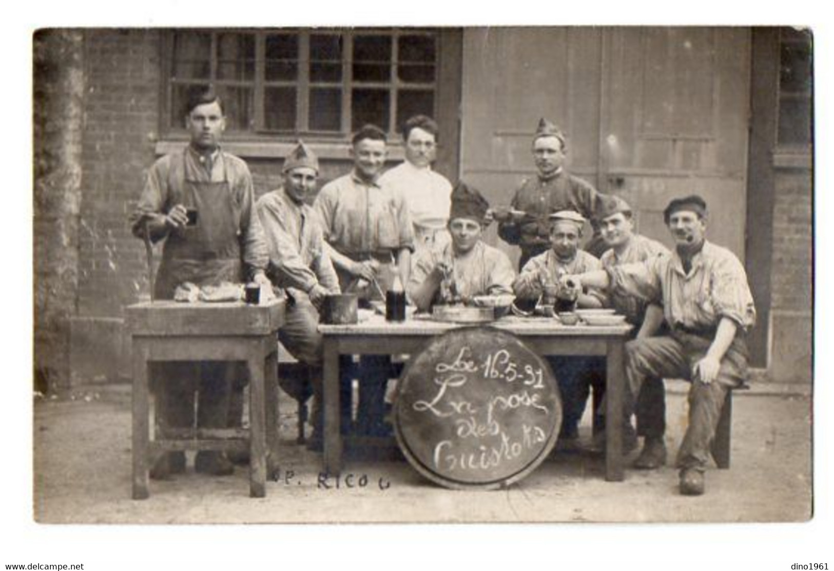 CPA 3308 - MILITARIA - Carte Photo Militaire - Un Groupe De Soldats ¨ La Pose Des Cuistots ¨ - Personen