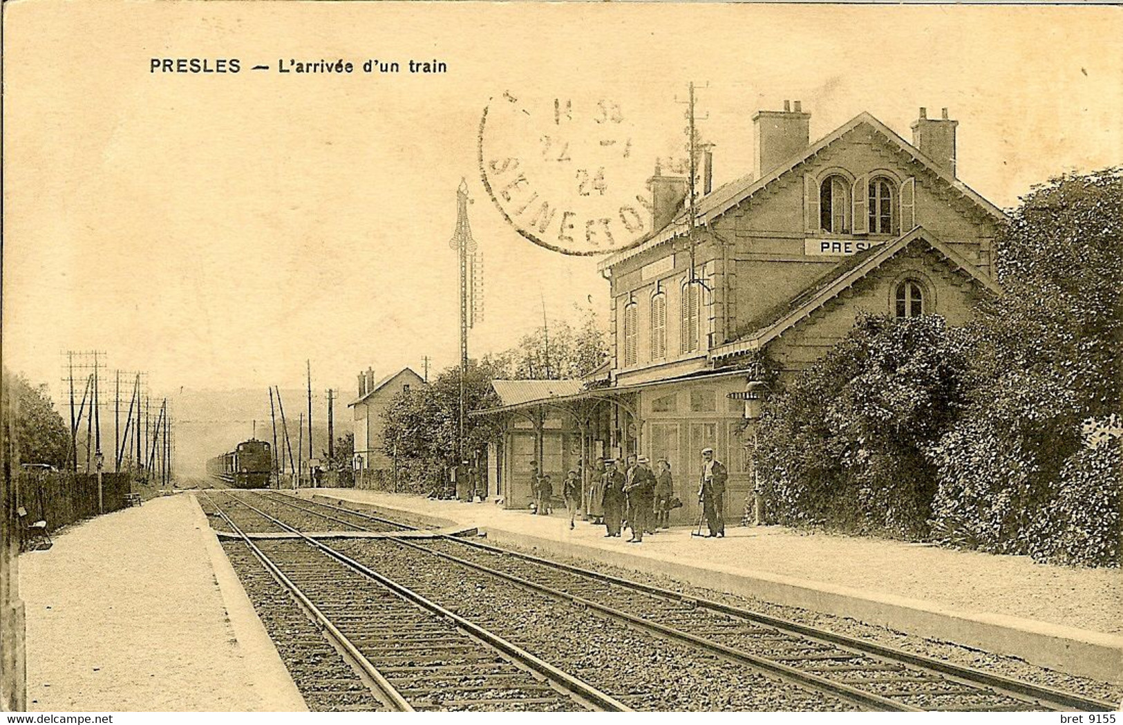 95 PRESLES LA GARE LES VOYAGEURS SUR LE QUAI LE TRAIN ARRIVE - Presles