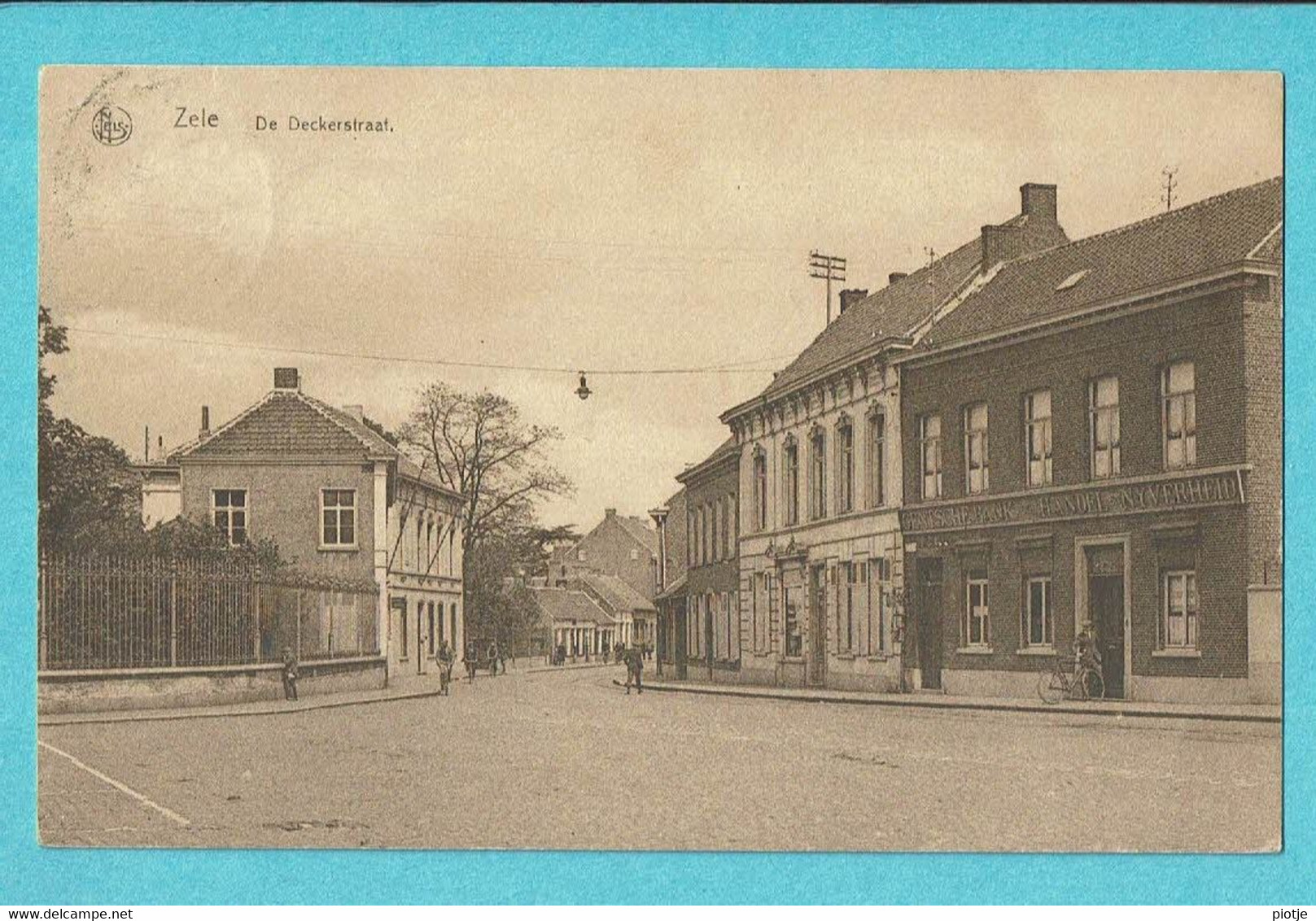 * Zele (Oost Vlaanderen) * (Nels, Uitgever M. De Geest) De Deckerstraat, Straatzicht, Animée, Gentse Bank - Zele