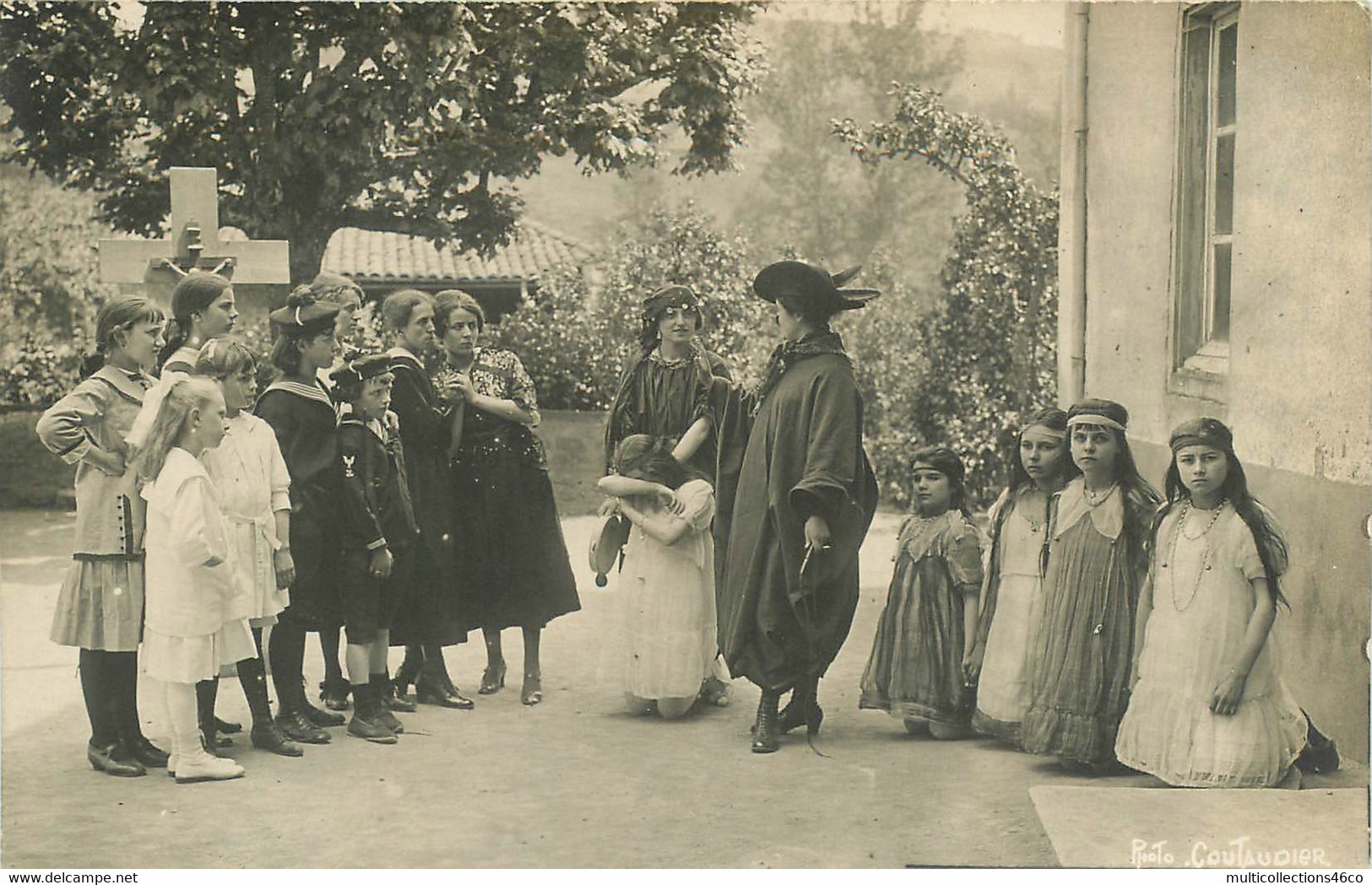 191122C - CARTE PHOTO COUTAUDIER - 69 AMPLEPUIS - Scène De Théâtre Dans  La Cour Bohémienne Marin - Amplepuis