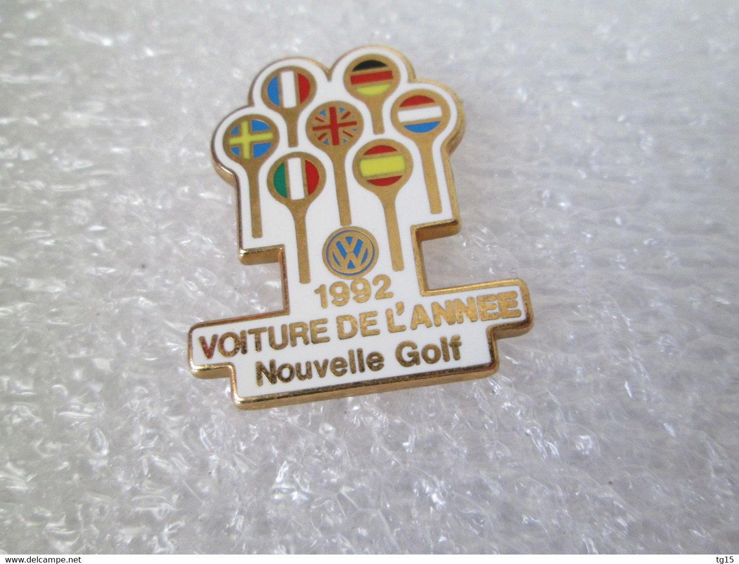 PIN'S    VOLKSWAGEN  GOLF  VOITURE DE L'ANNÉE  1992  Zamak  ACABI - Volkswagen