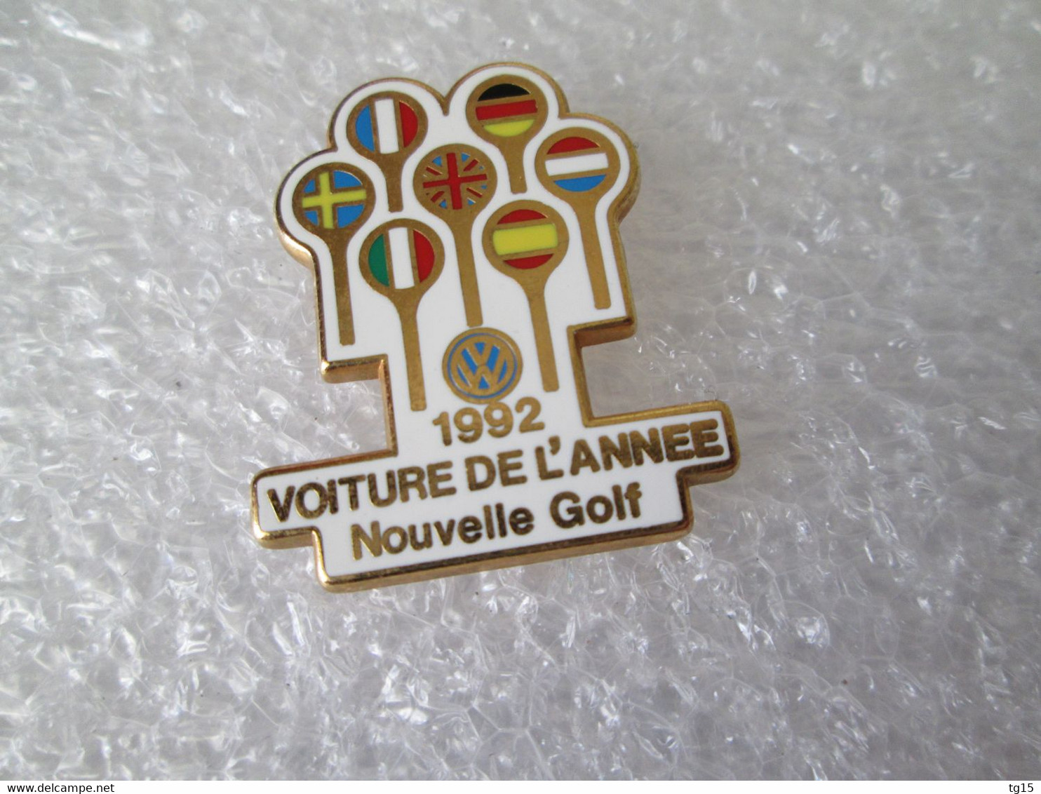 PIN'S    VOLKSWAGEN  GOLF  VOITURE DE L'ANNÉE  1992  Zamak  ACABI - Volkswagen