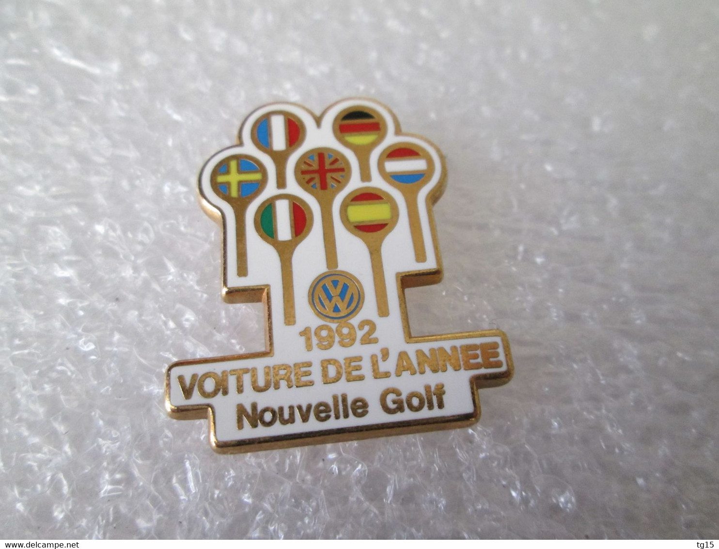 PIN'S    VOLKSWAGEN  GOLF  VOITURE DE L'ANNÉE  1992  Zamak  ACABI - Volkswagen