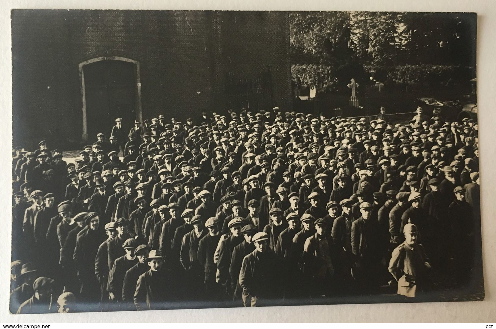 Hemiksem  FOTOKAART   Opeising Mannen Aan De Kerk Van Hemiksem In 1916  EERSTE WERELDOORLOG - Hemiksem