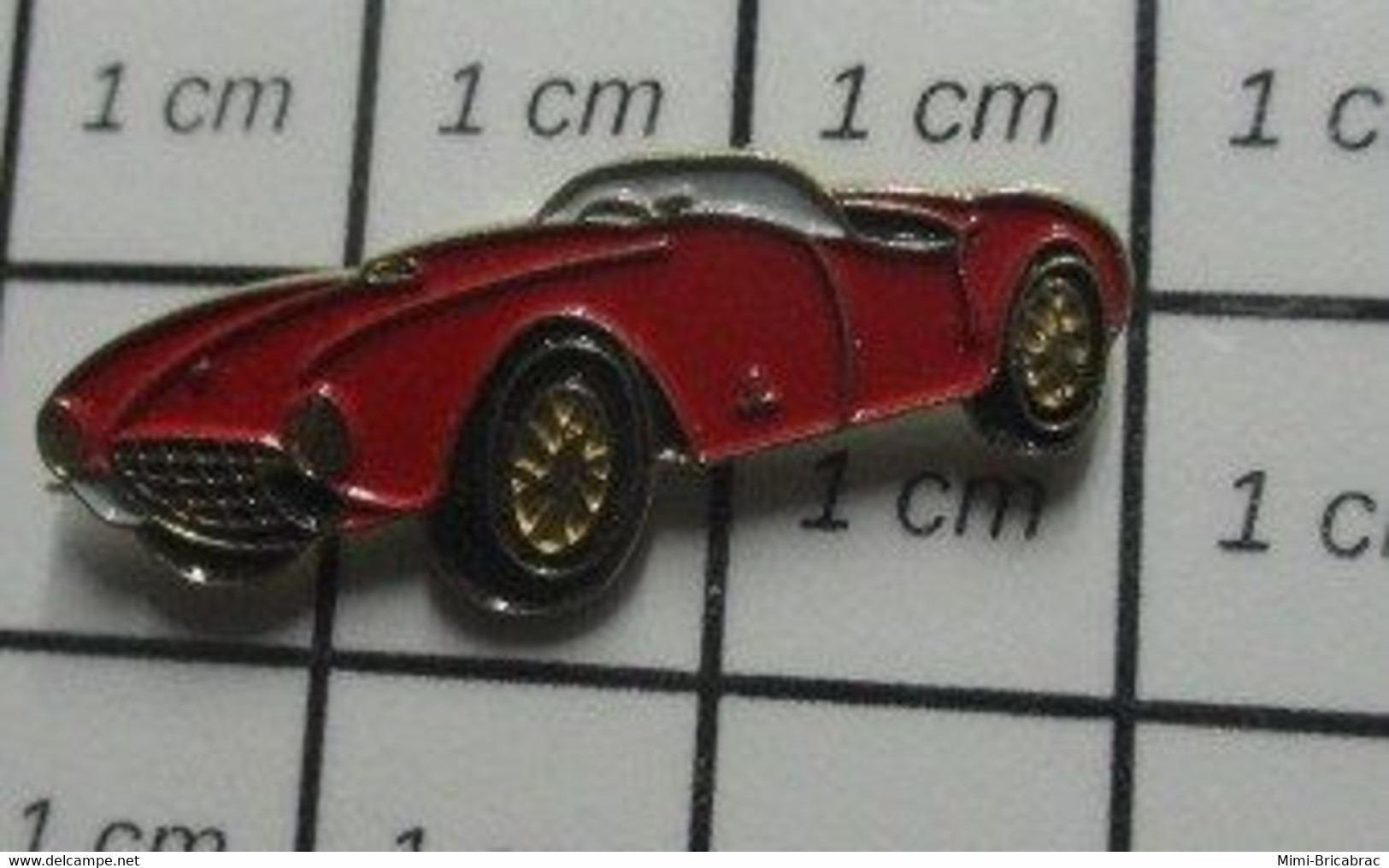 3117 Pin's Pins / Beau Et Rare / THEME : AUTOMOBILES / PETITE FERRARI ROUGE ANNEES 60 70 - Ferrari