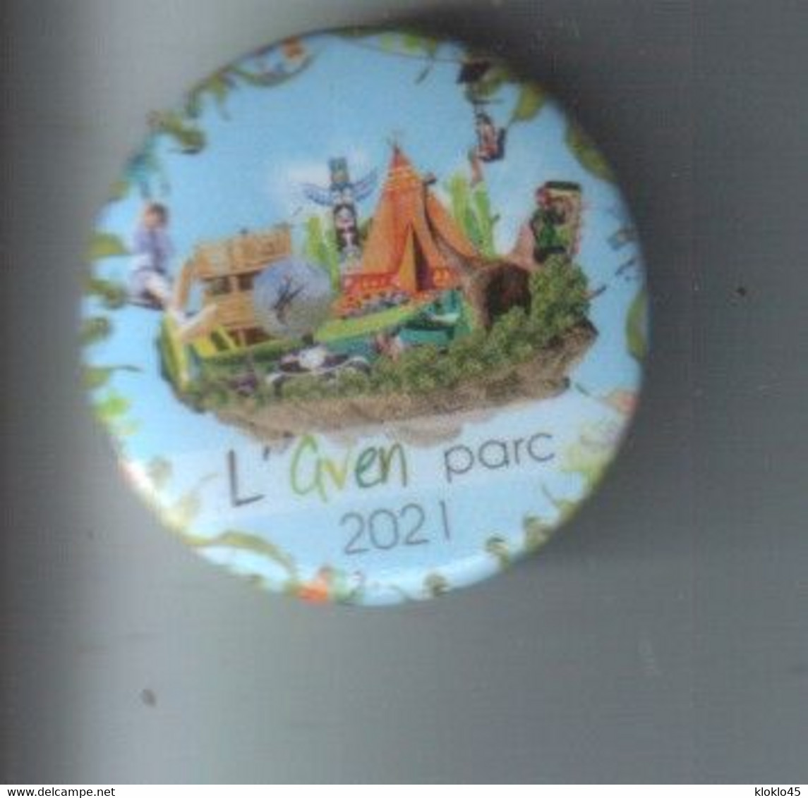 Broche Ronde Couleur épingle Au Dos - L ' Aven En Parc 2021 - Photo Des Jeux Du Parc D' Attraction Situé En Bretagne - Broches