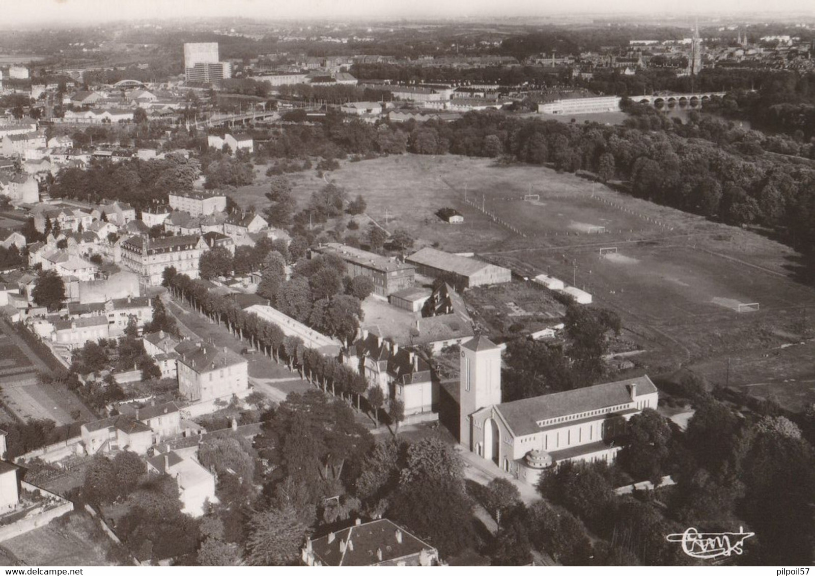 57 - METZ - BAN ST-MARTIN - Eglise Ste-Croix - Vue Aérienne (CPSM 10X15) - Metz Campagne