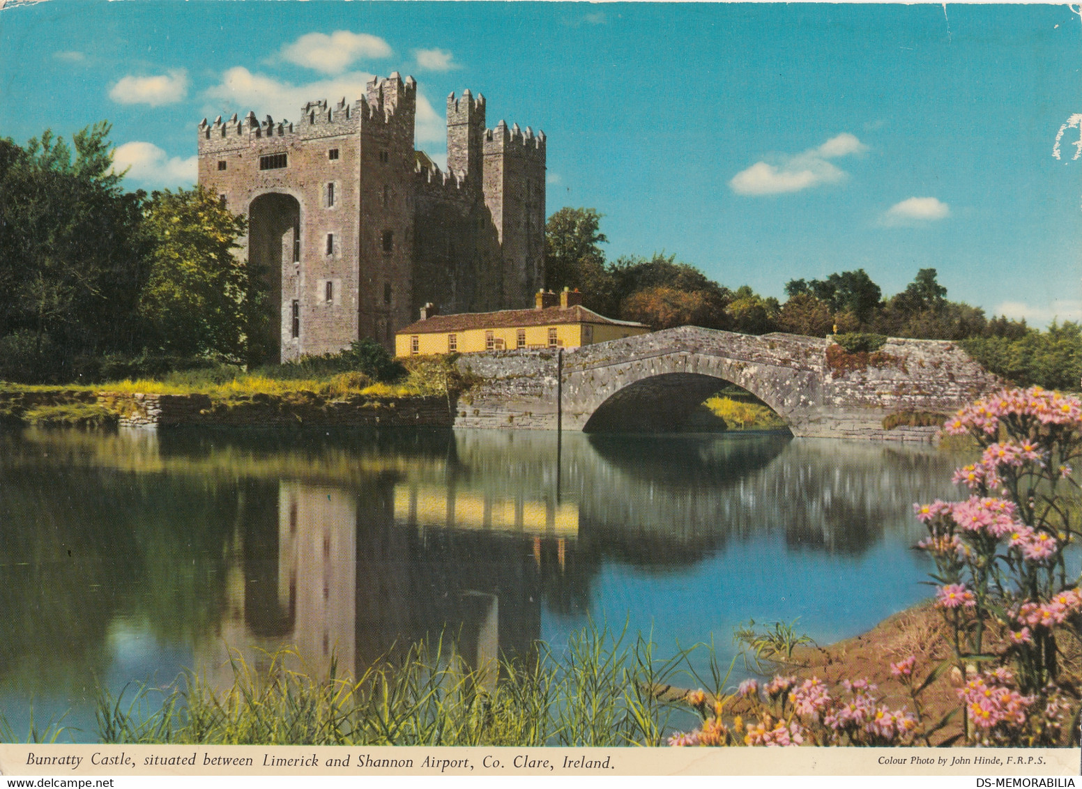 Bunratty Castle Between Limerick And Shannon Airport , Big Size Postcard - Clare