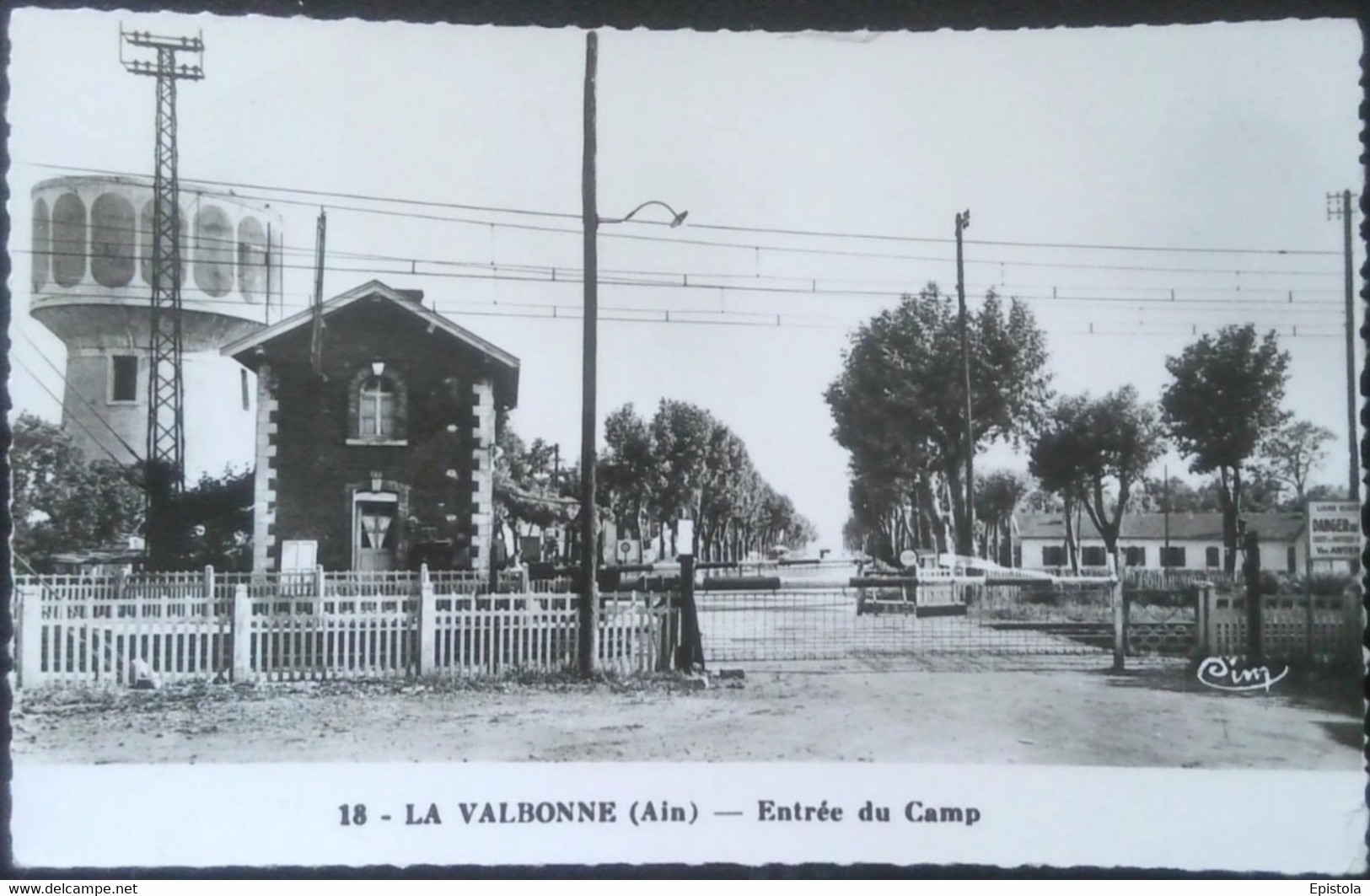 ► LA VALBONNE (Ain) Château D'Eau De L' Entrée Du  Camp Militaire , Voies SNCF Et Barrières Chemin De Fer - Wassertürme & Windräder (Repeller)