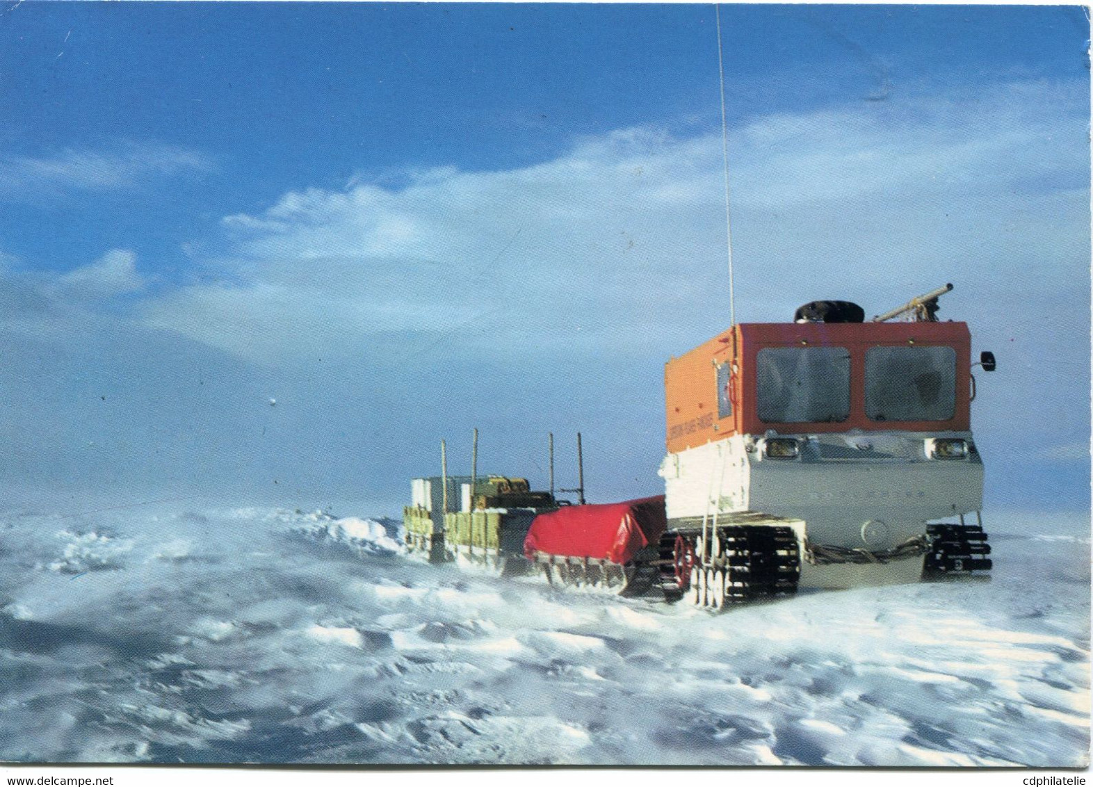 T. A. A. F. CARTE POSTALE -TERRE ADELIE -I.A.G.P DEPART DUMONT D'URVILLE..15-12-1980 AVEC SIGNATURE DE PAUL EMILE VICTOR - Polar Exploradores Y Celebridades