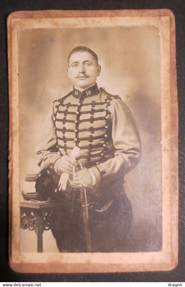 10 Eme Régiment De Cuirassiers - Photo Type Cabinet - Militaire Avec Casque Et Sabre - B.E - - Uniformes