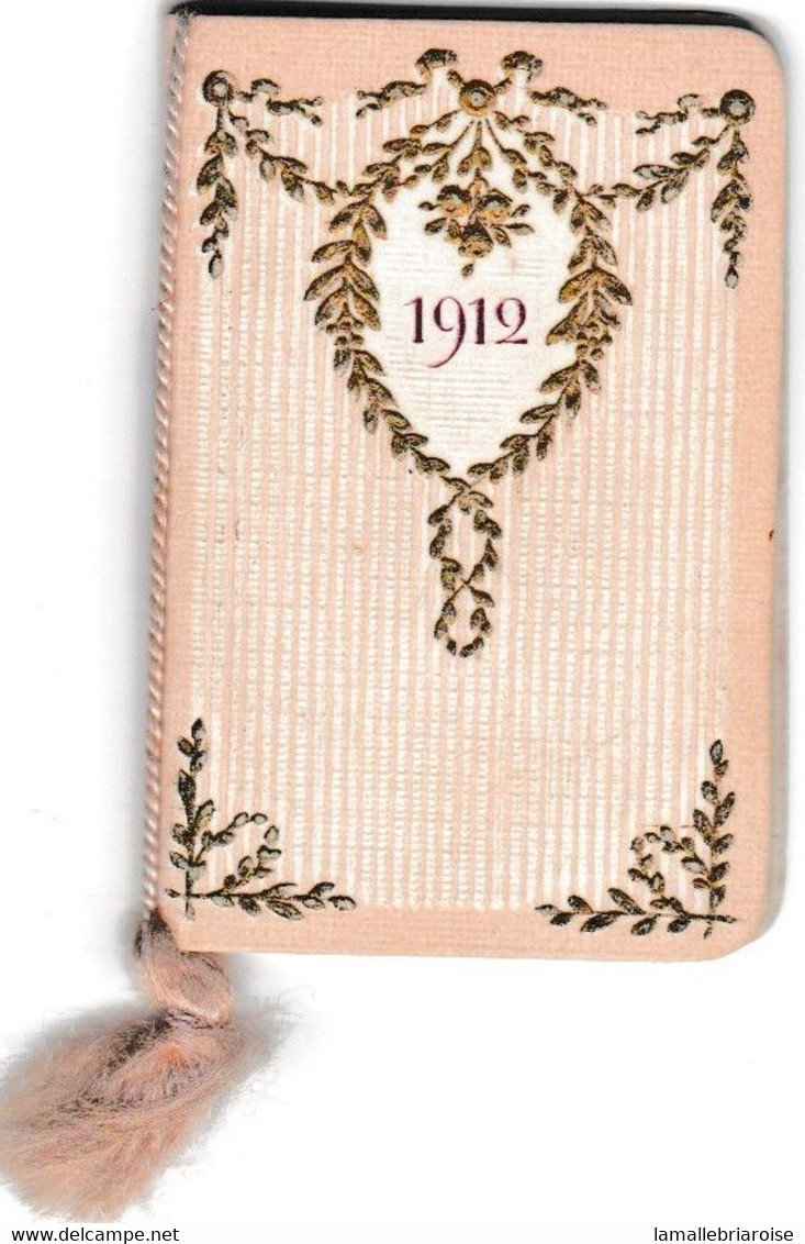 MINI CALENDRIER De 1912, Offert Par LA MAISON BOUCICAUT, AU BON MARCHE.couverture Gauffrée,  Tranches Dorées. - Petit Format : 1901-20