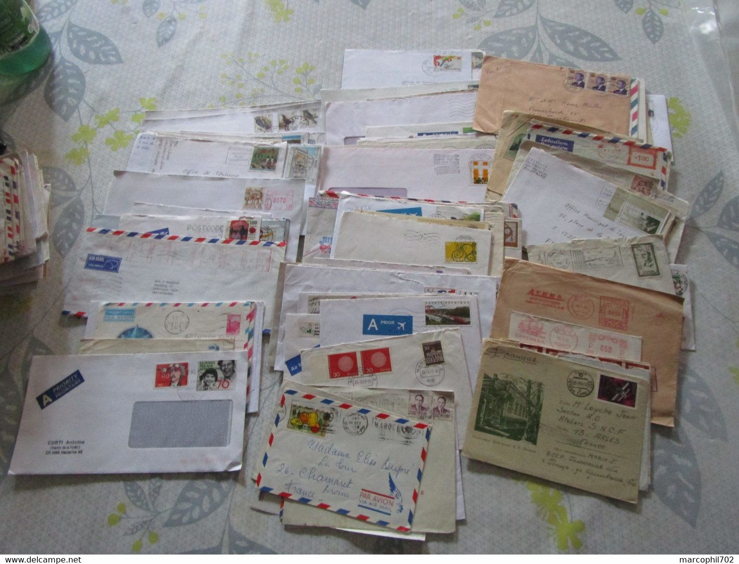 Lot De 1 Kg De Lettres Du Monde - Vrac (min 1000 Timbres)