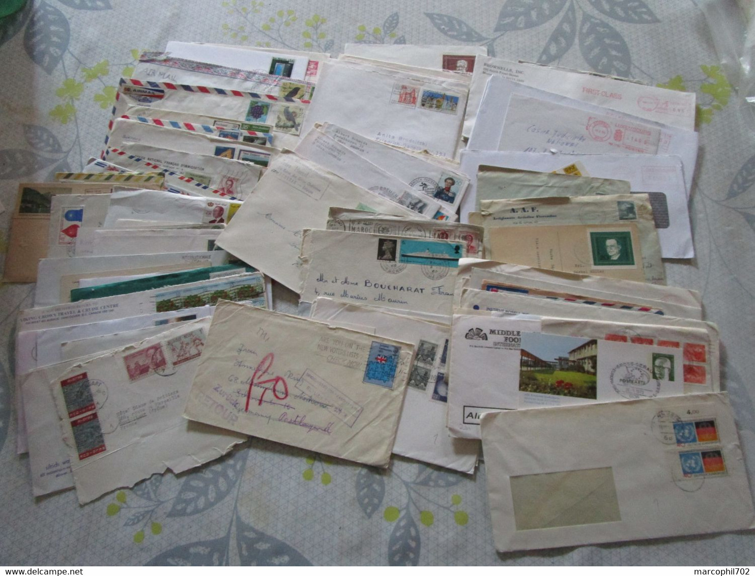 Lot De 1 Kg De Lettres Du Monde - Vrac (min 1000 Timbres)