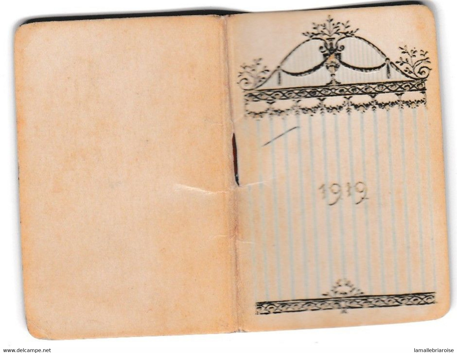 MINI CALENDRIER De 1919, Offert Par LA MAISON BOUCICAUT, AU BON MARCHE. Couverture Gauffrée - Small : 1901-20