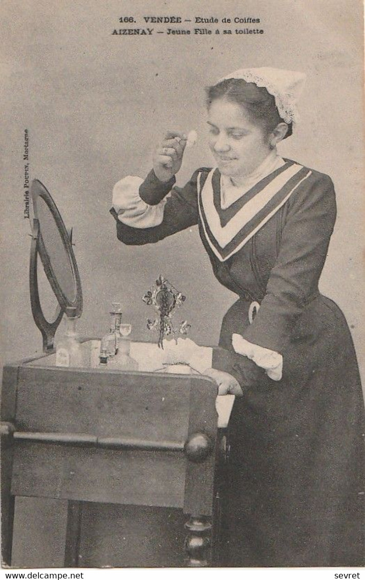 AIZENAY. - Etude De Coiffes. Jeune Fille à Sa Toilette. Carte RARE - Aizenay