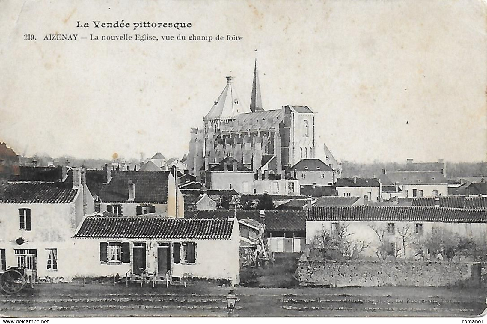 85)  AIZENAY  -  La Nouvelle Eglise Vue Du Champs De Foire - Aizenay