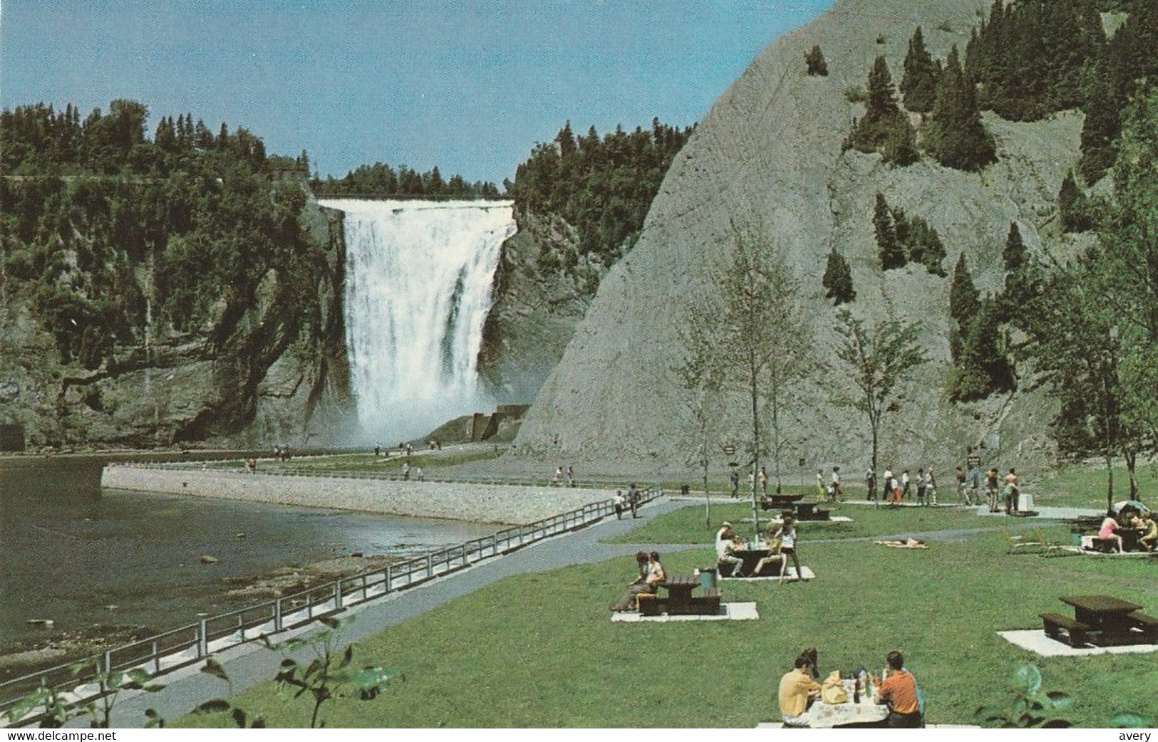 Endroit Ideal Pour Un Pique-nique Au Pied De La Chute Montmorency, Quebec A Picnic At The Foot Of Montmorency Falls - Montmorency Falls