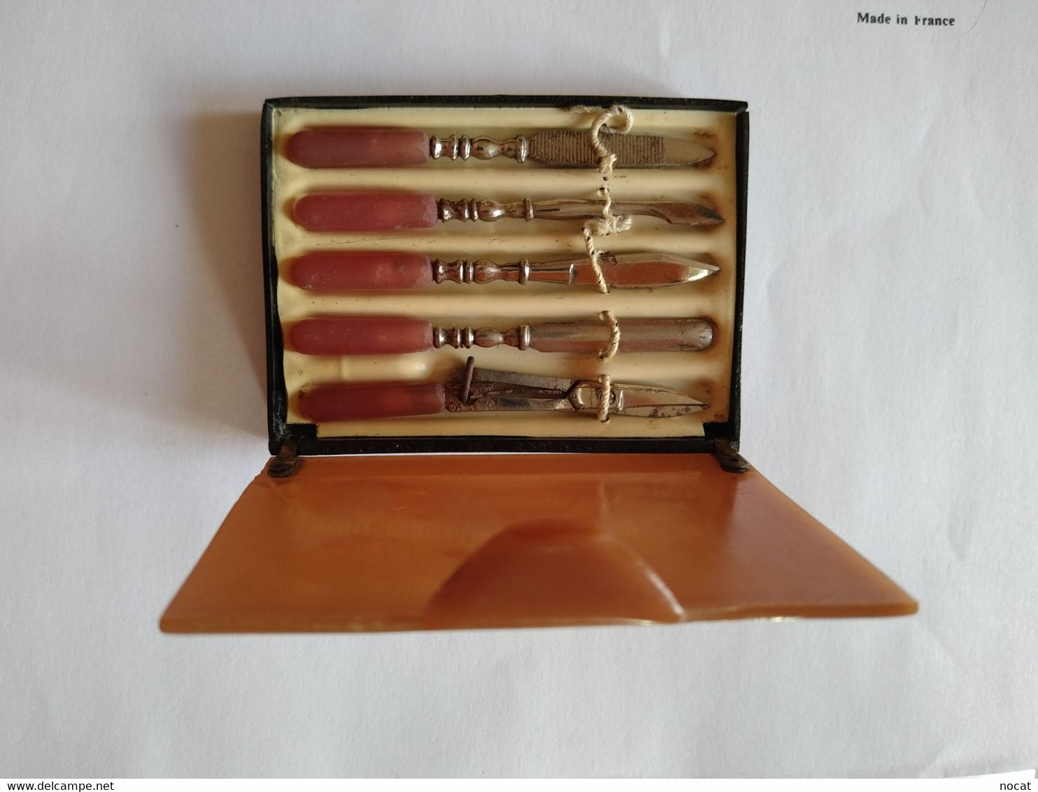 Petite Boîte En Bakelite Avec Nécessaire à Ongle Années 1930-1950 - Accessories