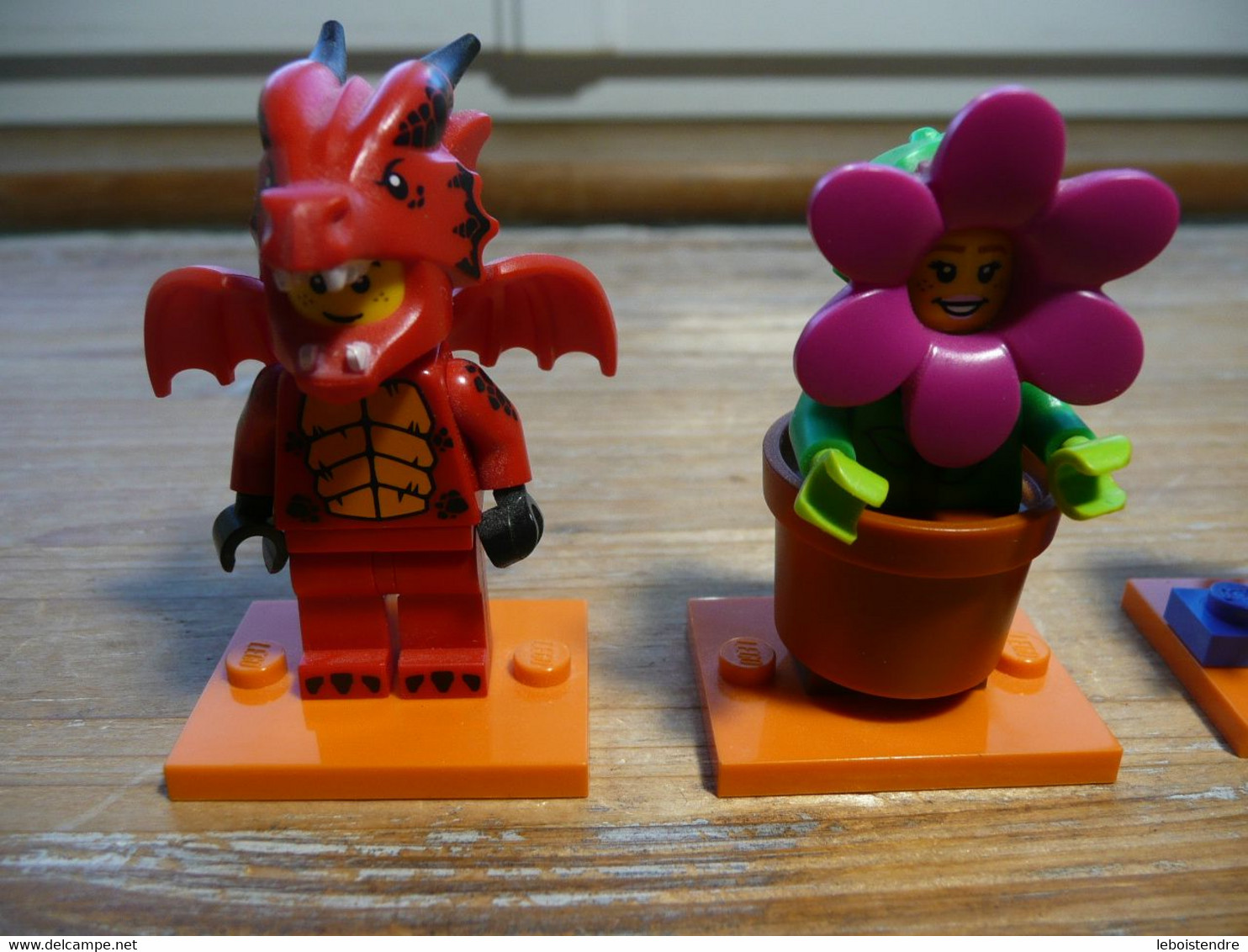 LOT 3 FIGURINE LEGO THEME  FETE SERIE 18 DE 71021 HOMME DEGUISE EN BRIQUE HOMME DRAGON FILLE POT DE FLEURS - Figuren