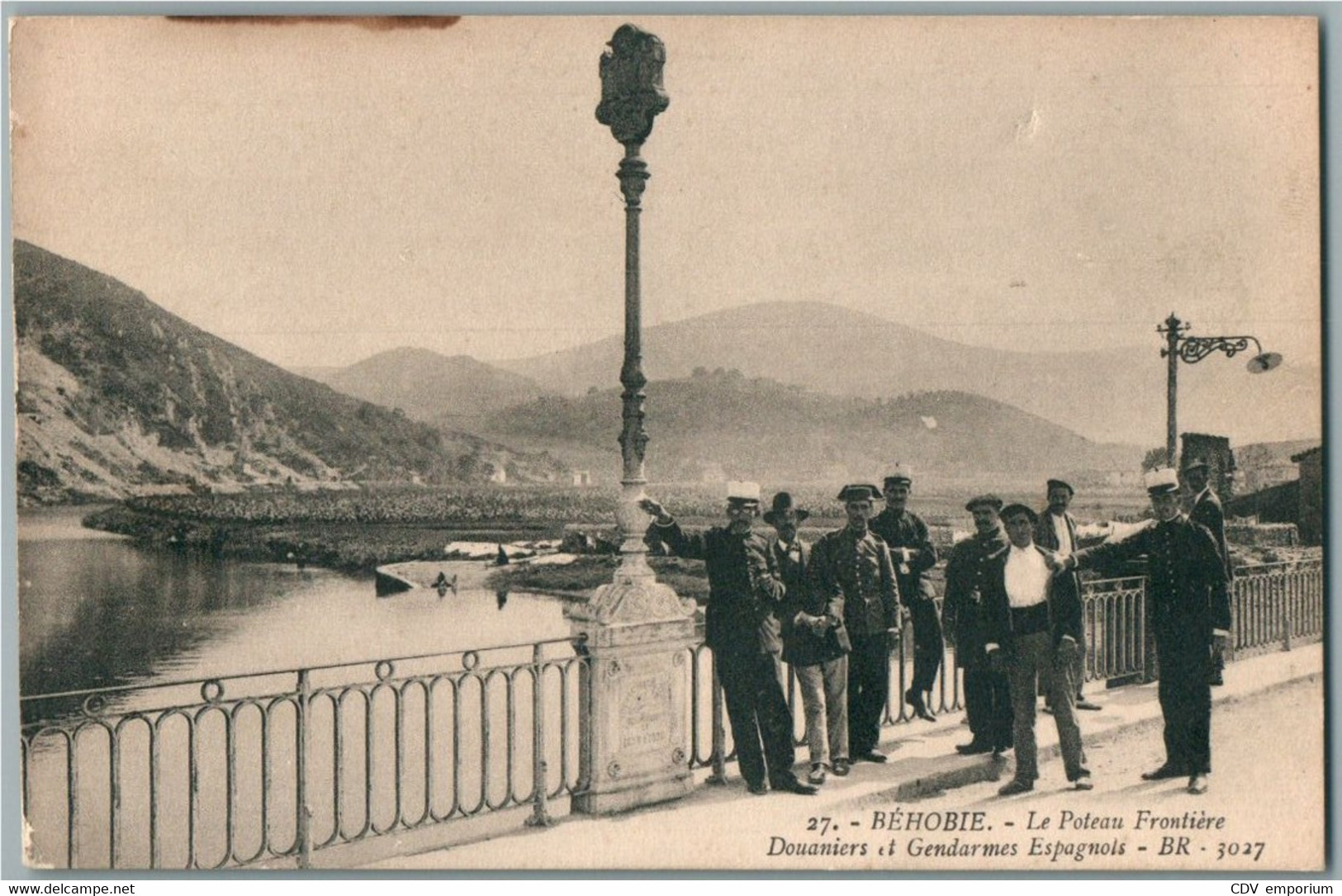 BEHOBIE LE POTEAU FRONTIERE DOUANIERS & GENDARMES ESPAGNOLS BR 3027 (64) PYRENNES ATLANTIQUES DOUANIER ESPANA - Douane