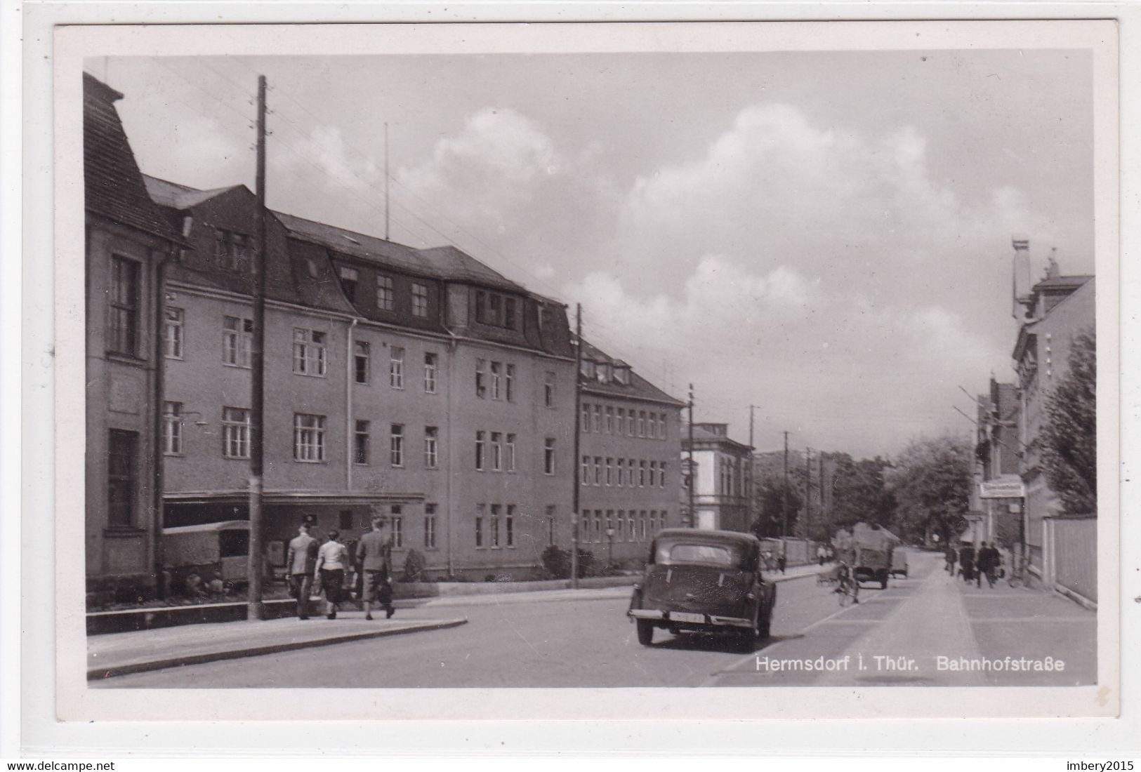 Ak HERMSDORF, Bahnhofstraße Mit PKW, Auto, Oldtimer, Saale Holzland Kreis, Thüringen, Deutschland Ansichtskarte - Hermsdorf