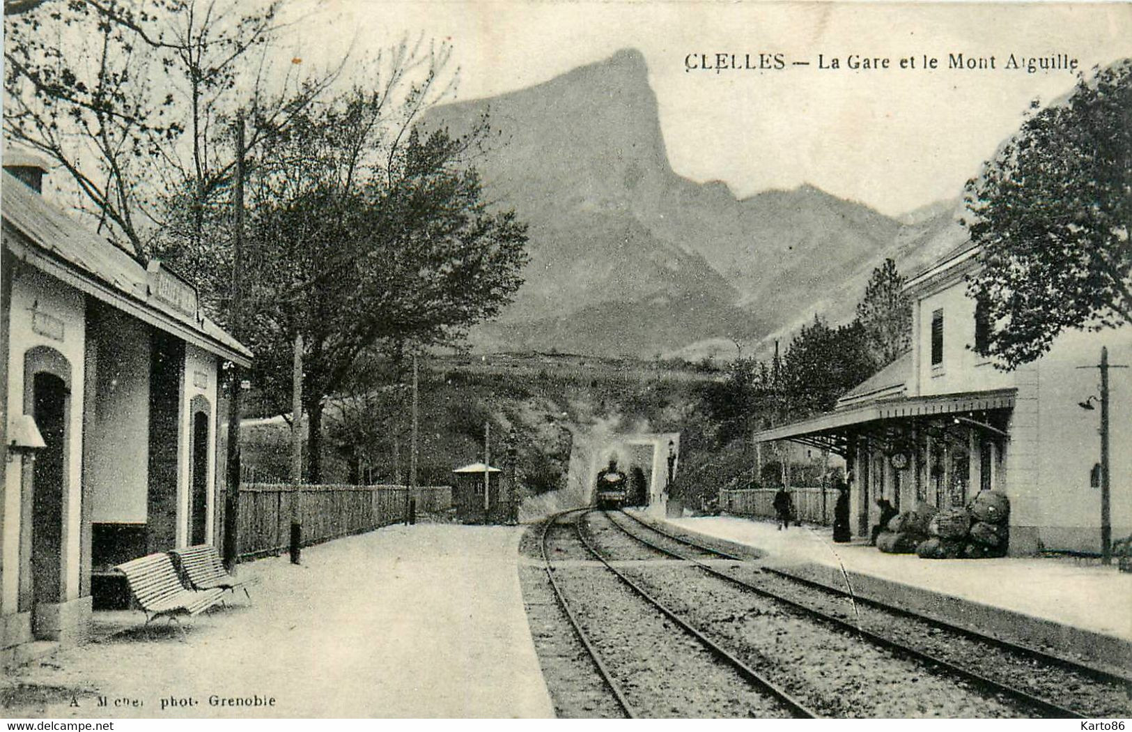 Clelles * La Gare Du Village Et Le Mont Aiguille * Ligne Chemin De Fer - Clelles