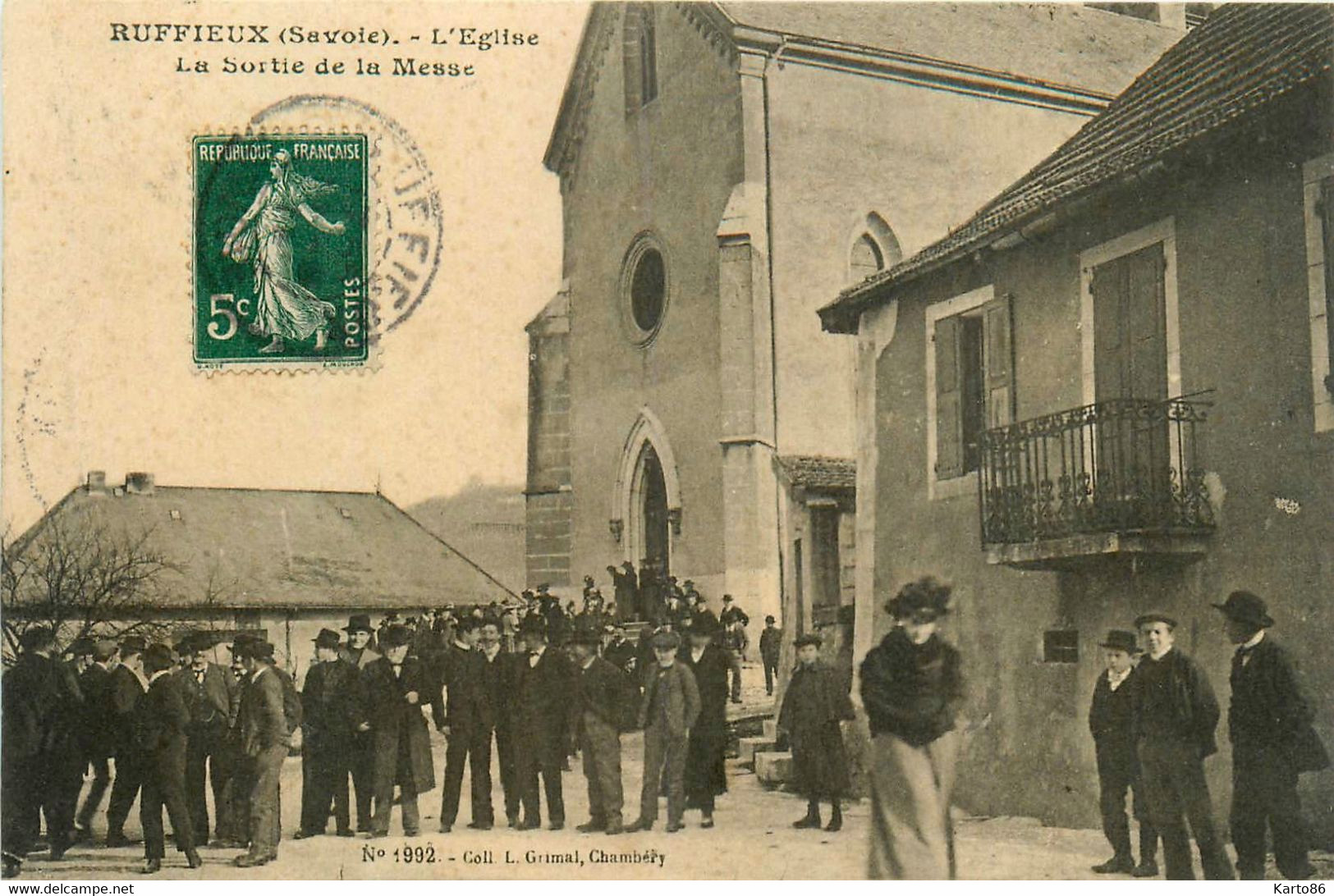 Ruffieux * Place De L'église Et Sortie De La Messe * Villageois - Ruffieux