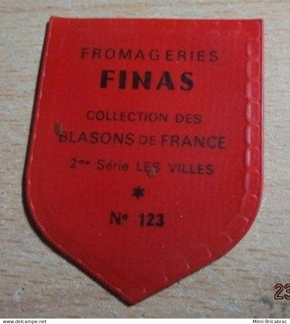 PUB1122 Ecusson Publicitaire Années 60  FROMAGERIE FINAS / BLASONS DE FRANCE LES VILLES N°123 SAVERNE - Magnets