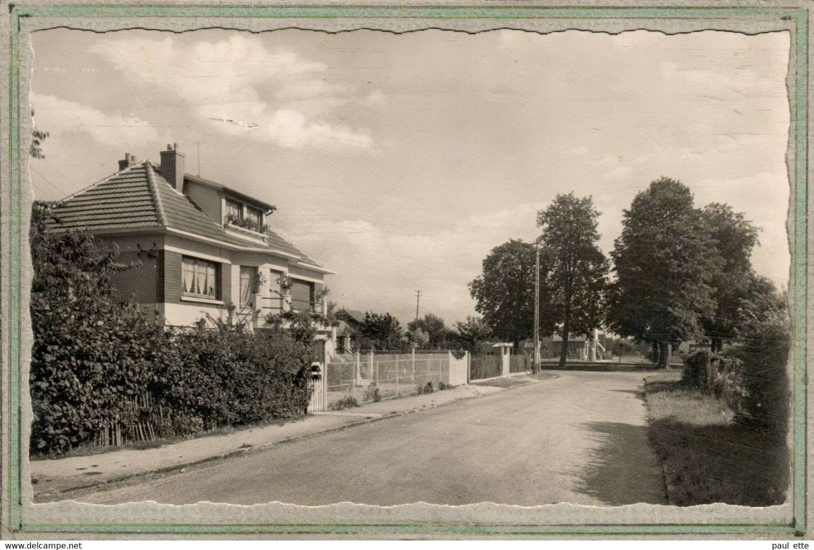 CPSM Dentelée - (93) TREMBLAY-les-GONESSE - Aspect De L'avenue Louis Dequet Et De La Place St-Denis En 1950 - Tremblay En France