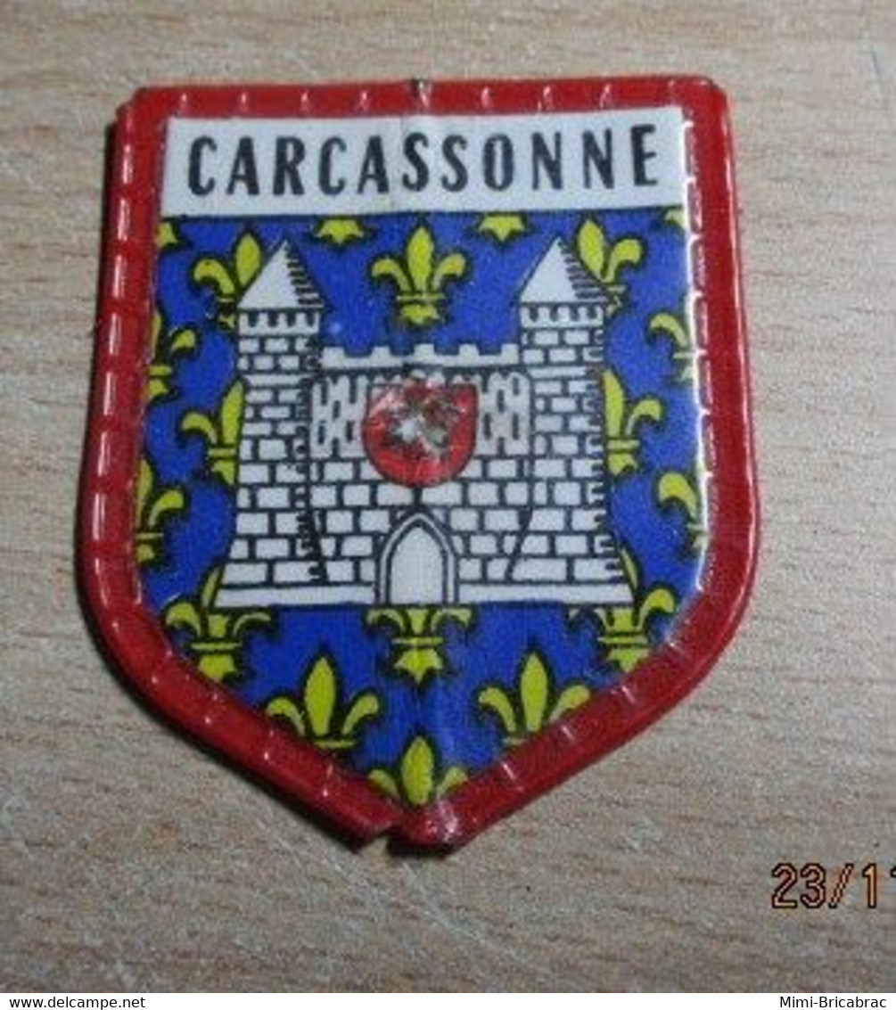 PUB1122 Ecusson Publicitaire Années 60  Genre FINAS Ou MAURICE / BLASONS DE FRANCE LES VILLES / CARCASSONNE N°??? - Magnets