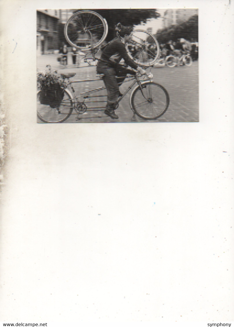 Par Doisneau - CP - Jeune Homme Sur Le Tandem Transporte Une Bicyclette - Scan Du Verso - - Doisneau