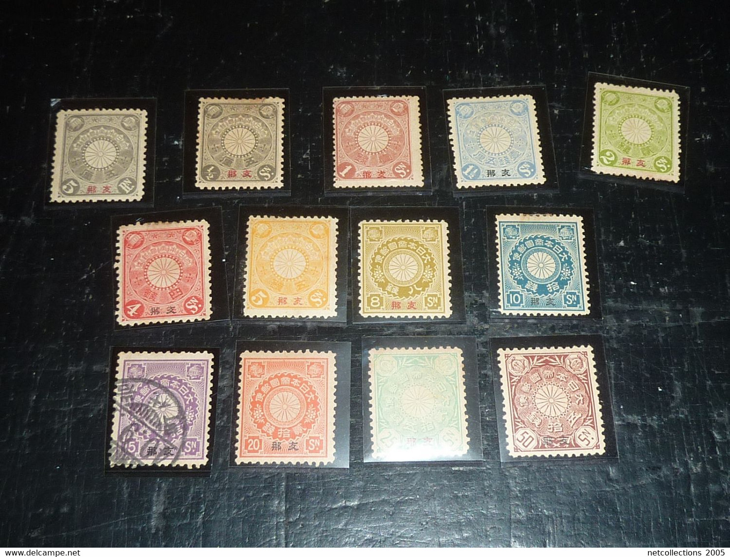 TIMBRE ANCIEN DU JAPON SURCHARGE " CHINE " - ENSEMBLE DE 13 TIMBRES - NEUF OBLITEREE ET CHARNIERES (C.V) - Autres & Non Classés