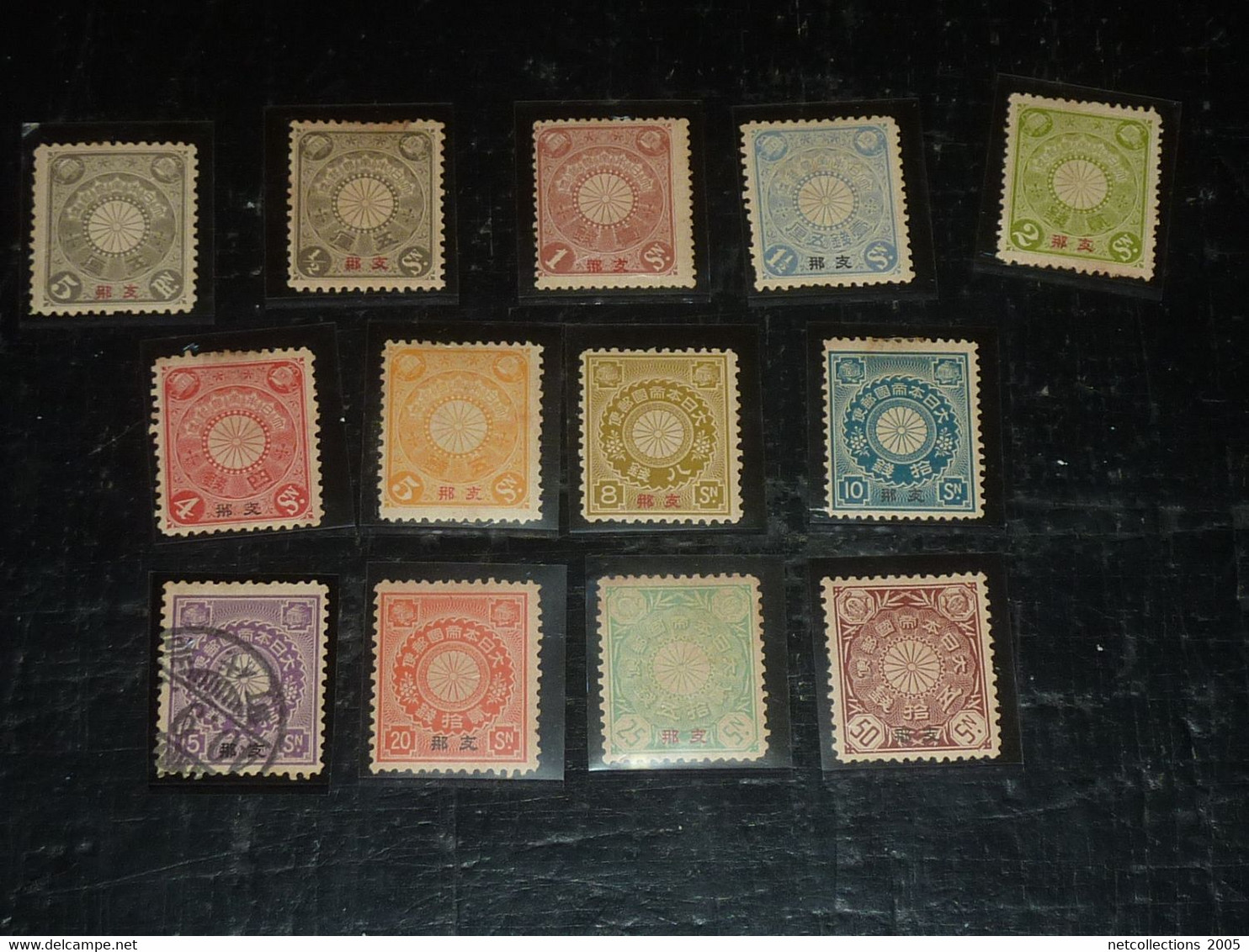 TIMBRE ANCIEN DU JAPON SURCHARGE " CHINE " - ENSEMBLE DE 13 TIMBRES - NEUF OBLITEREE ET CHARNIERES (C.V) - Otros & Sin Clasificación