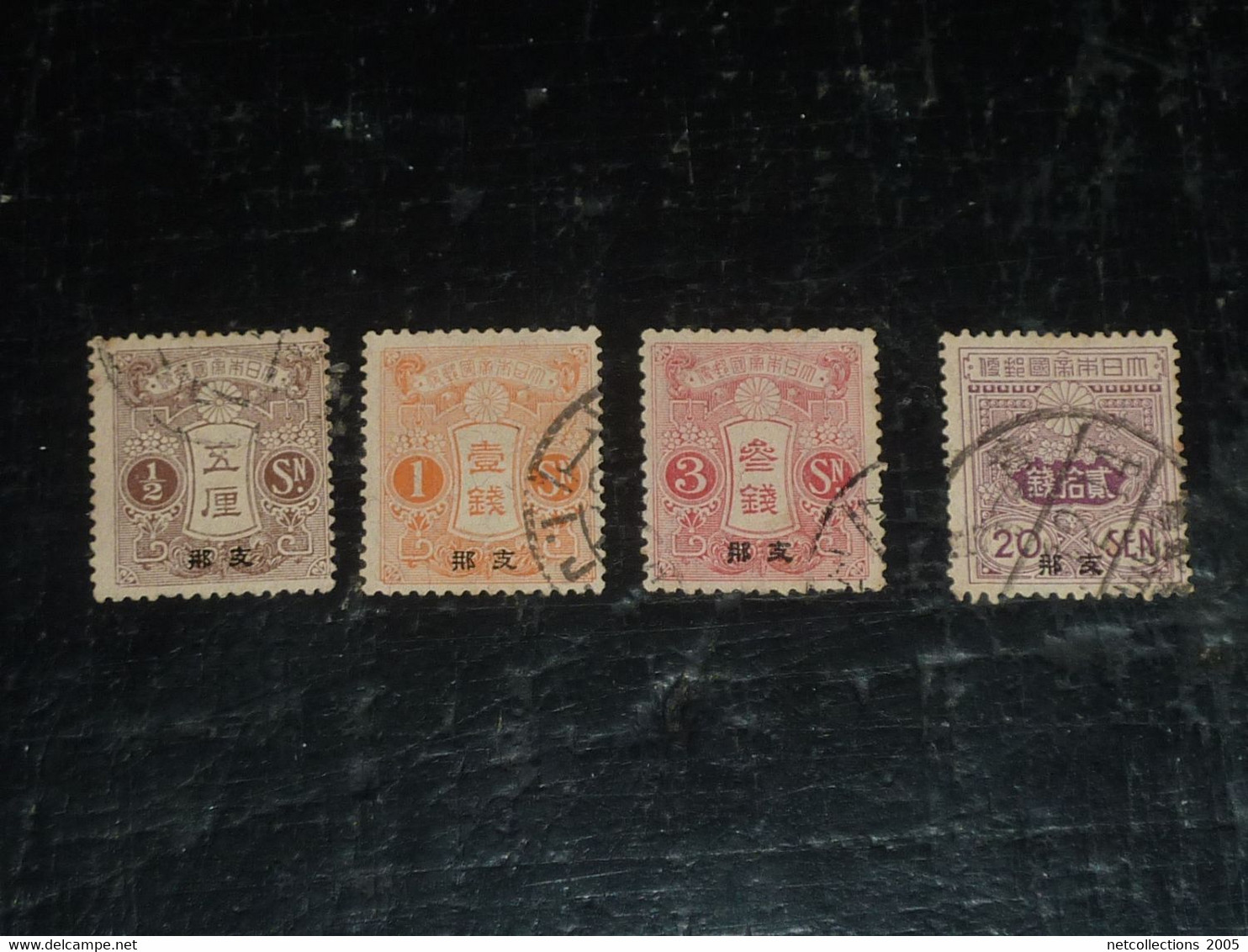 TIMBRE ANCIEN DU JAPON SURCHARGE " CHINE " - ENSEMBLE DE 4 TIMBRES - NEUF OBLITEREE ET CHARNIERES (C.V) - Autres & Non Classés