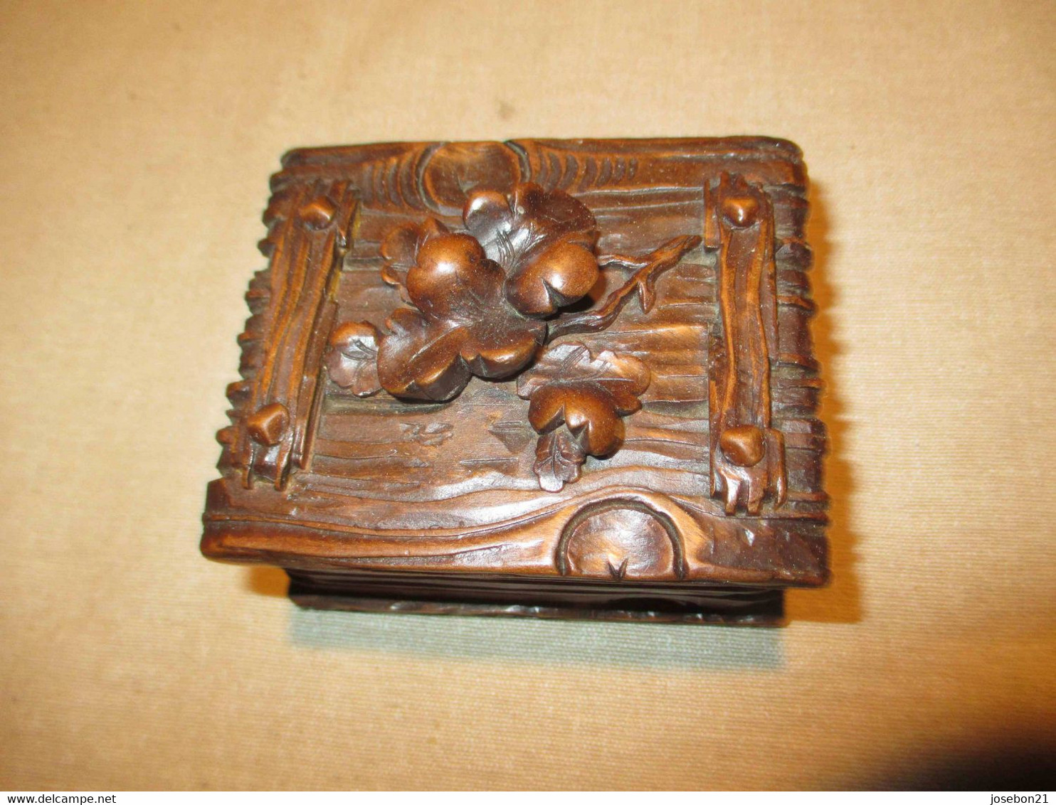 ancien porte montre gousset en bois sculpté foret noire fin XIX ème