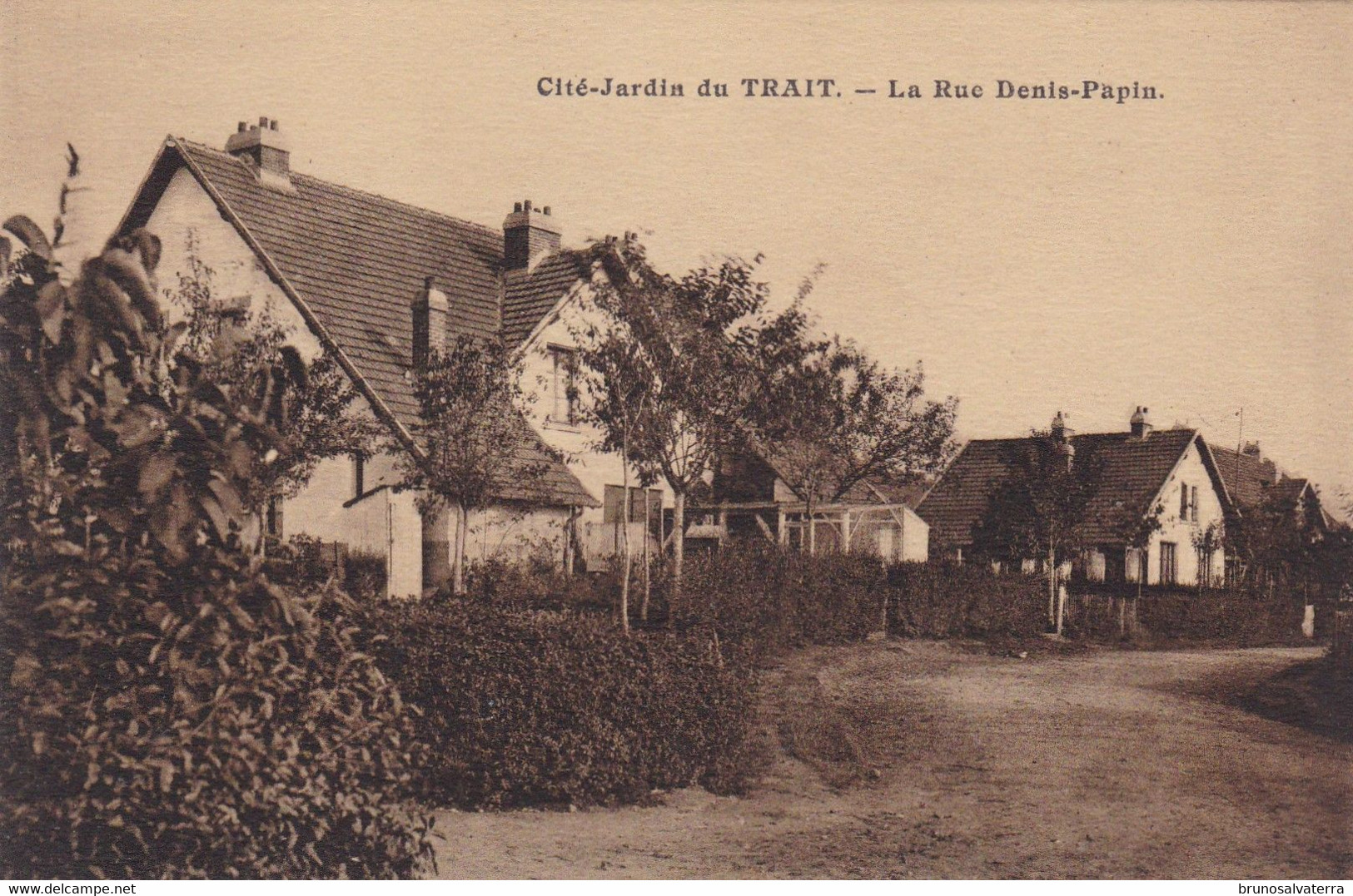 LE TRAIT - Cité-Jardin - La Rue Denis Papin - Très Bon état - Le Trait