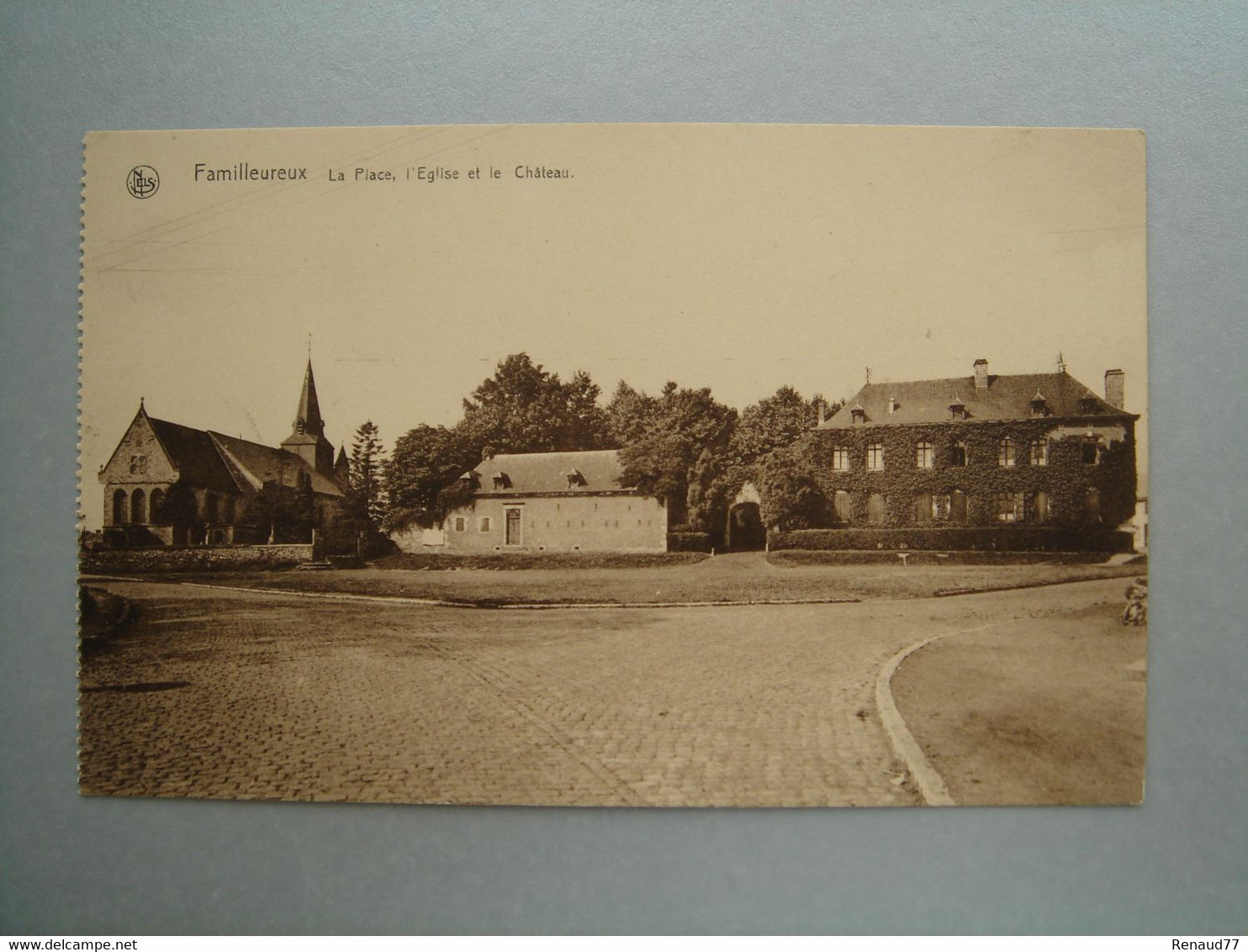 Familleureux - La Place, L'Eglise Et Le Château - Seneffe