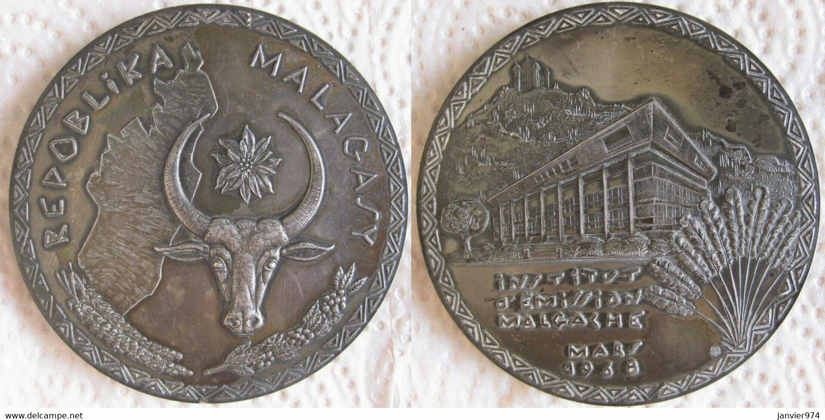 Madagascar Médaille Argent Massif Institut Émission Malgache 1968 Banque Centrale De Madagascar - Professionali / Di Società