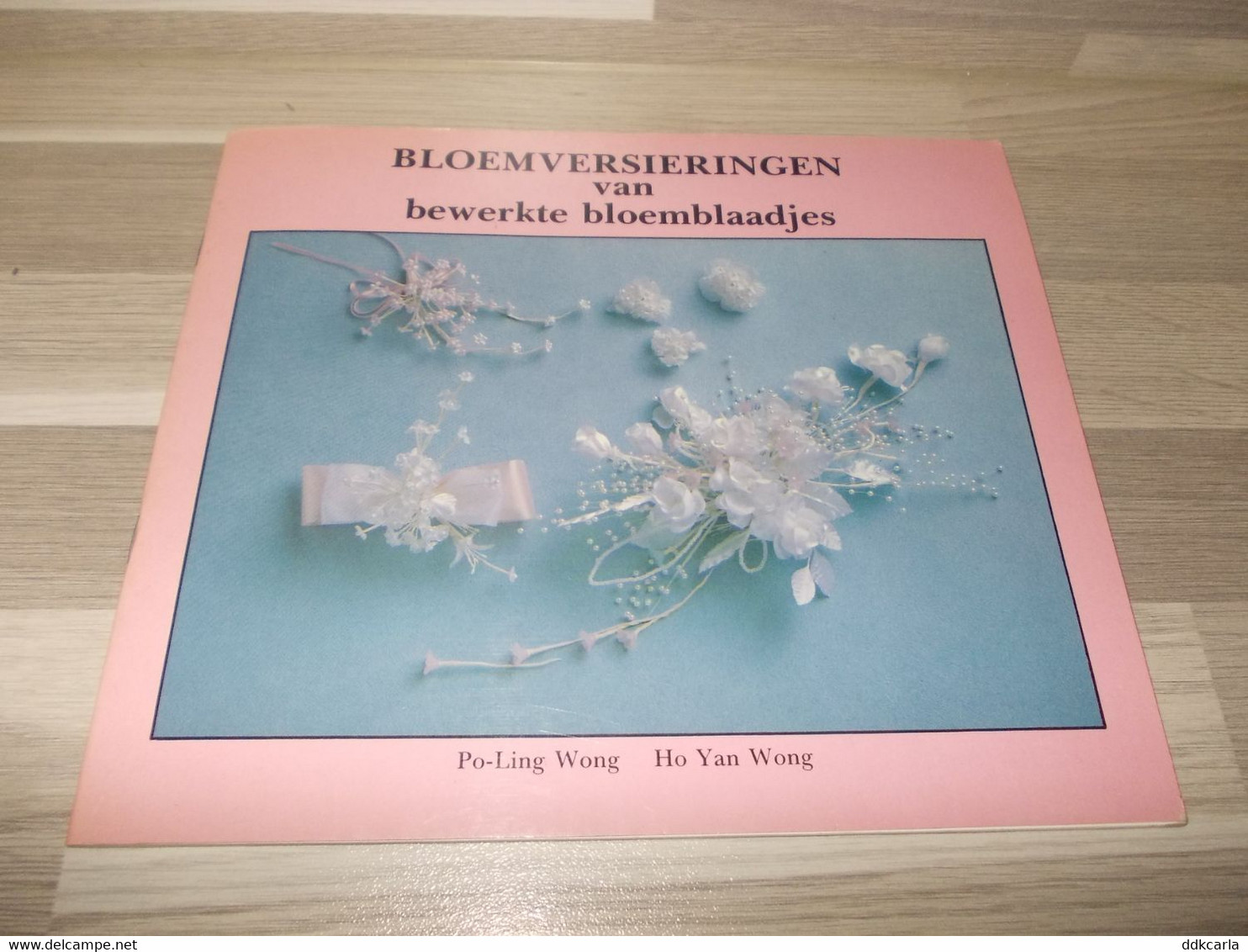 Bloemversieringen Van Bewerkte Bloemblaadjes - Po-Ling Wong En Ho Yan Wong Uit 1988 - Practical