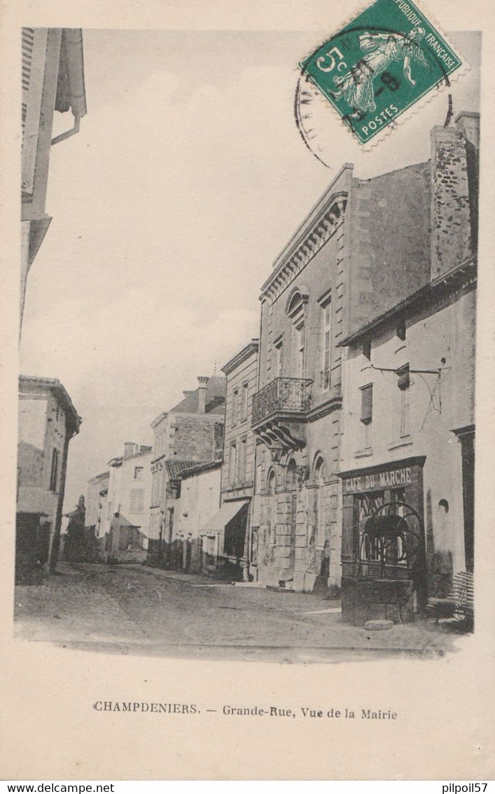 79 - CHAMPDENIERS - Grande-Rue, Vue De La Mairie (café Du Marché) - Champdeniers Saint Denis